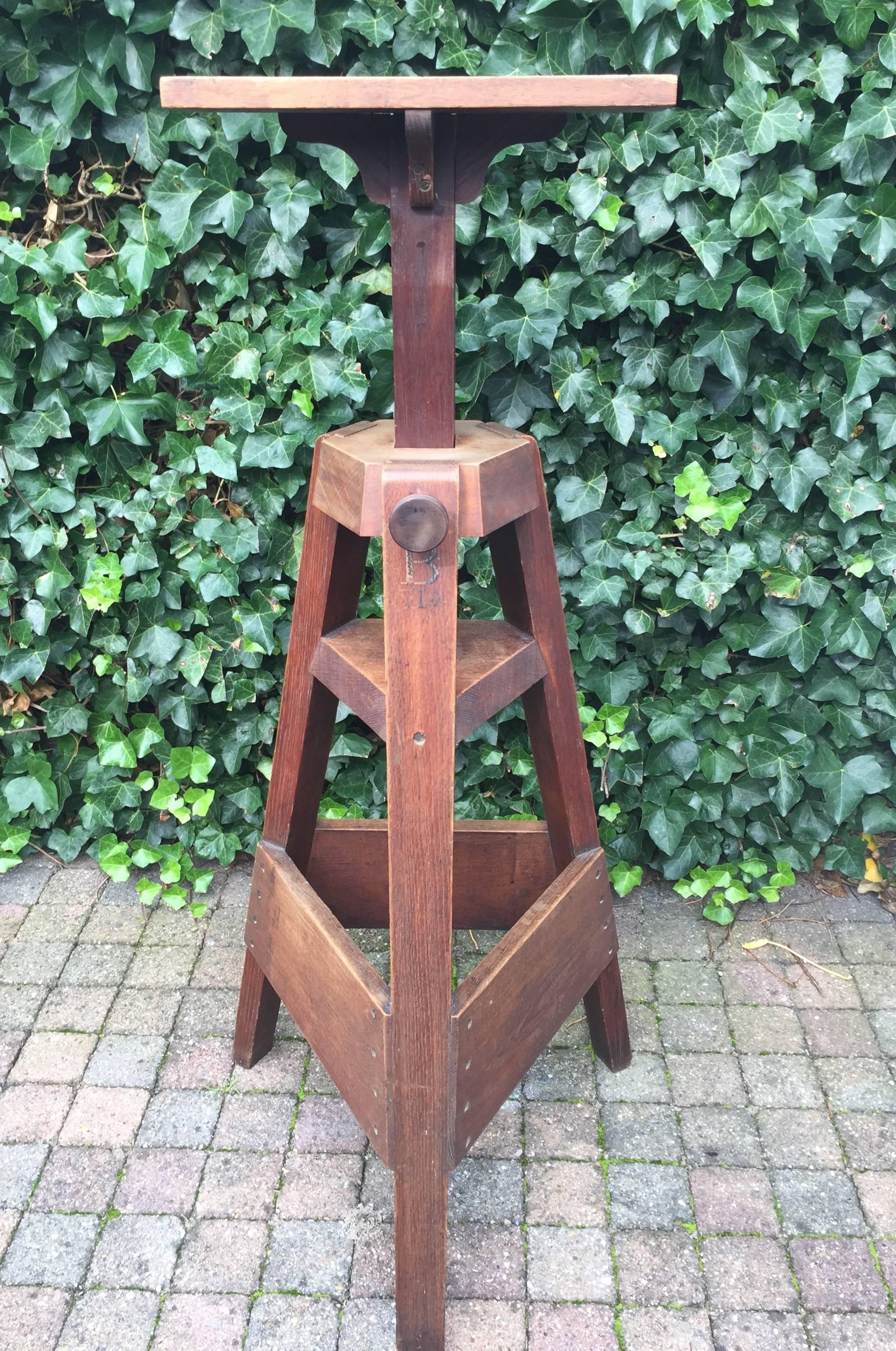 Rare sculptors modeling stand from circa 1900-1920.
 
This angular designed and handcrafted work easel makes a great stand for sculptures. It is made of oak and hardwood. The colour, shape and condition of this piece is exactly as one would hope to