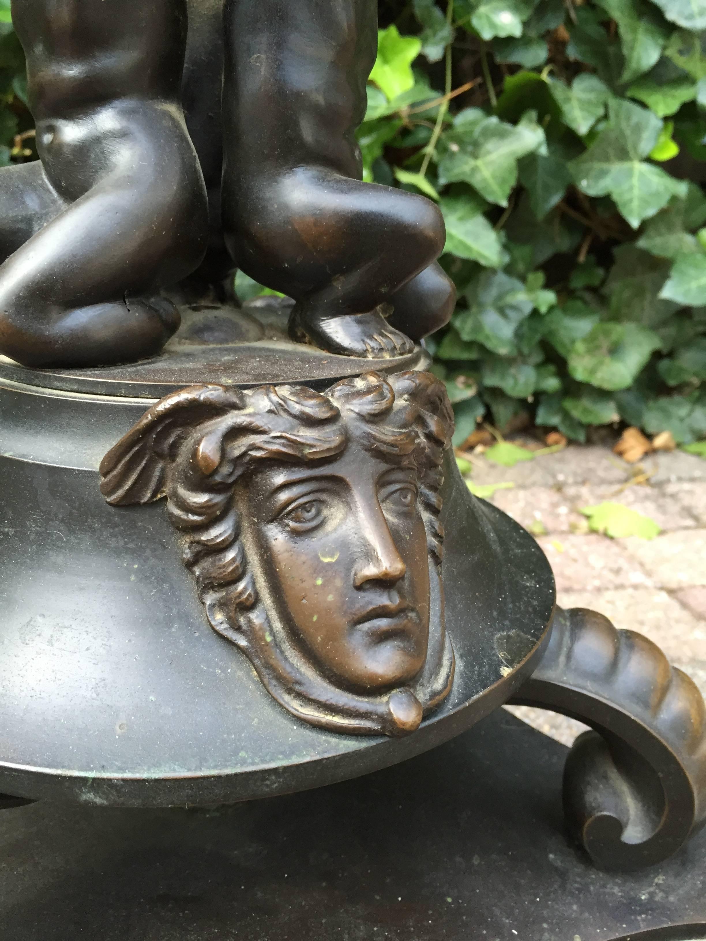 Neoklassische und figürliche Bronze-Stehleuchte aus den frühen 1900er Jahren mit Mercury und Nackte Mädchen (Französisch) im Angebot