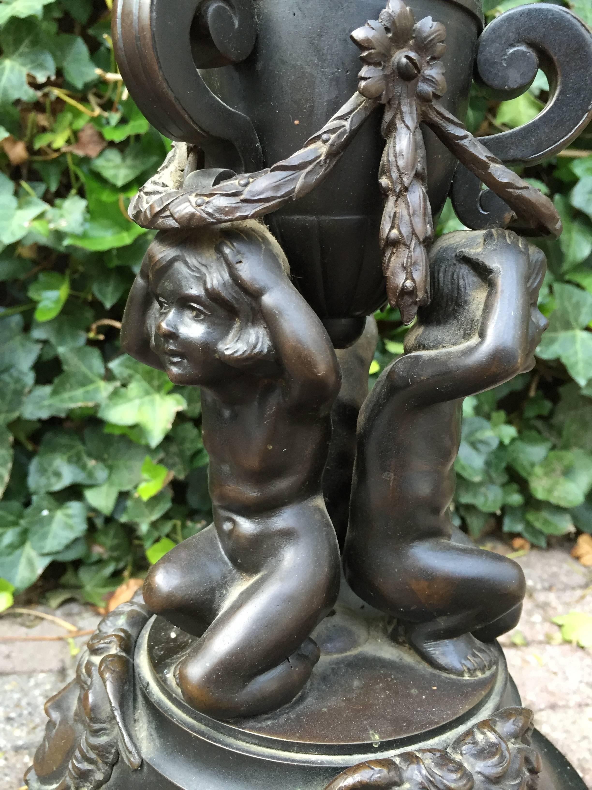 Neoklassische und figürliche Bronze-Stehleuchte aus den frühen 1900er Jahren mit Mercury und Nackte Mädchen (Handgefertigt) im Angebot