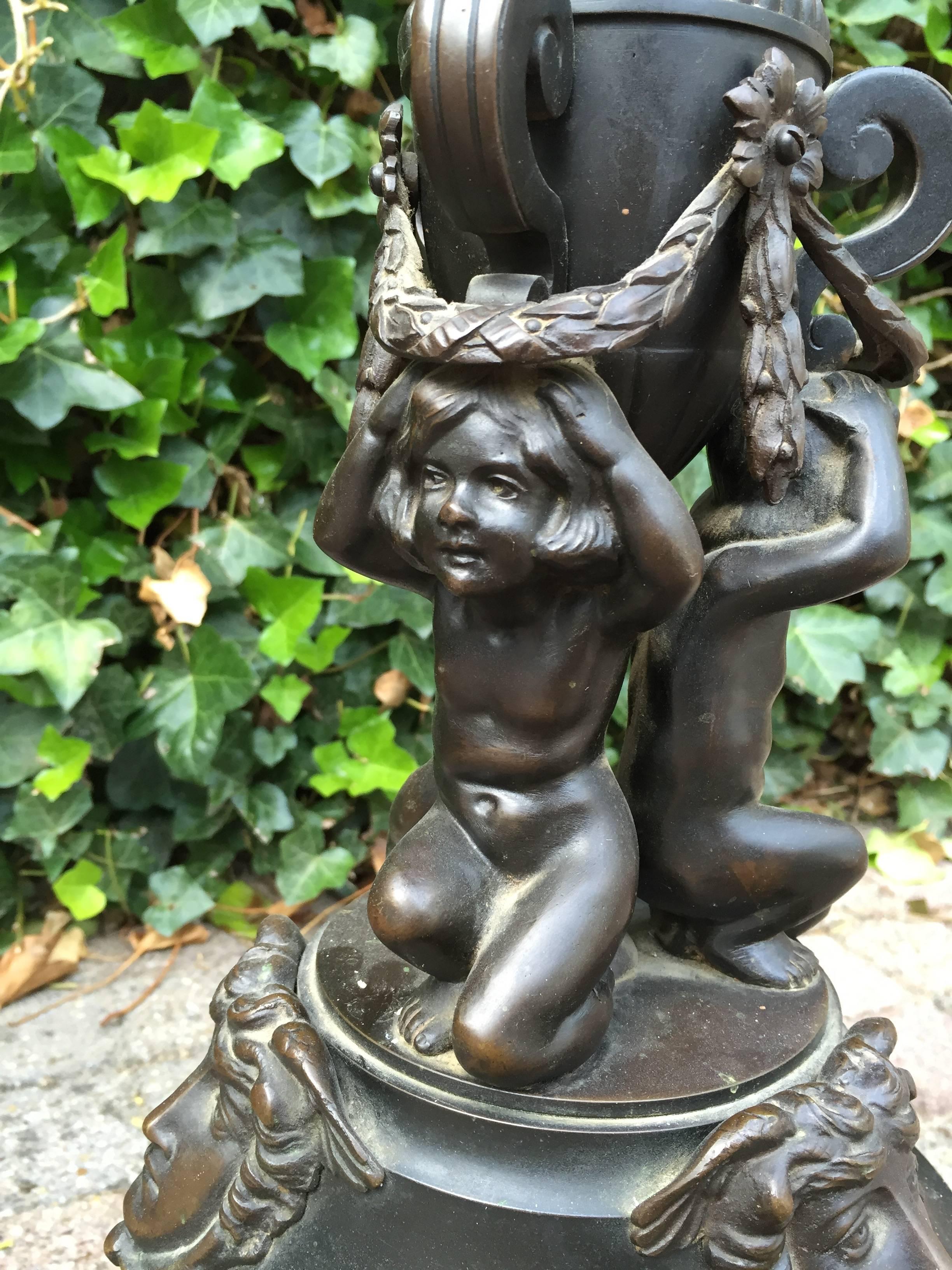 Neoklassische und figürliche Bronze-Stehleuchte aus den frühen 1900er Jahren mit Mercury und Nackte Mädchen im Zustand „Hervorragend“ im Angebot in Lisse, NL