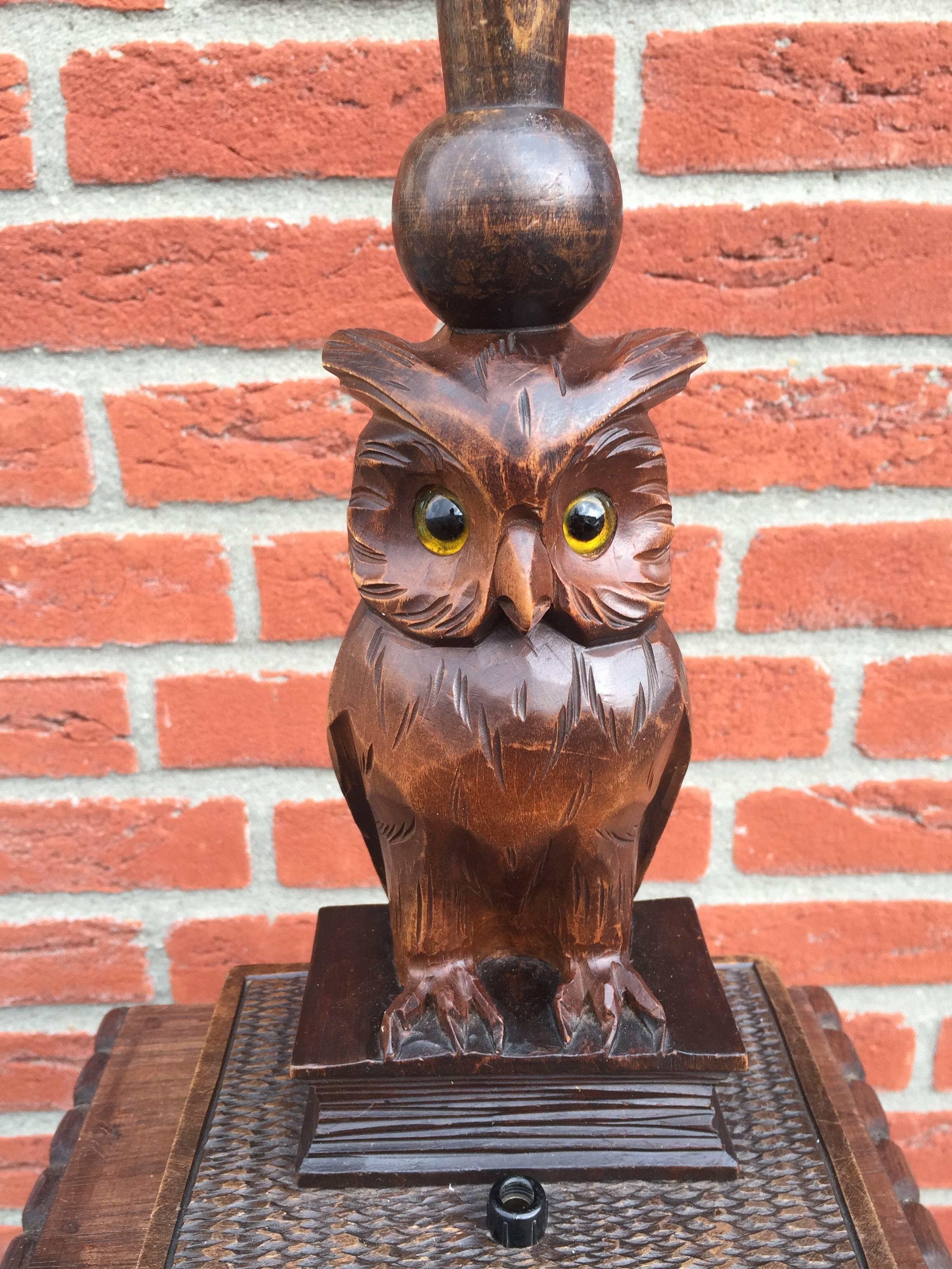 Early twentieth century, hand-carved owl standing on beautifully carved books.
 
With this rare owl lamp you can create a very nice atmosphere on your desk or on a table in a corner of a room. This fine example dates from around the Art Deco period