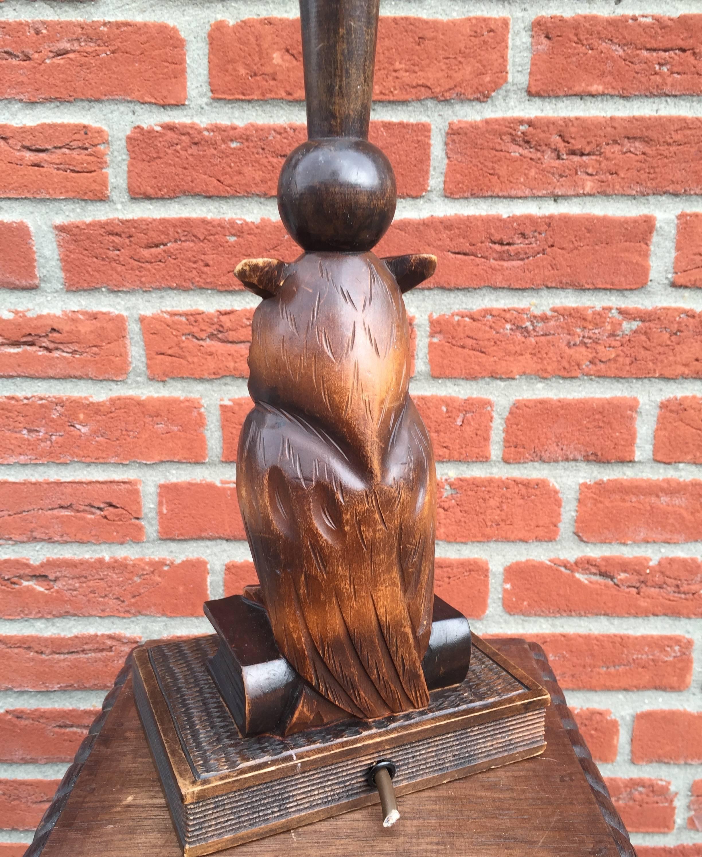 Early 20th Century Black Forest Hand Carved Wooden Owl on Book Table / Desk Lamp In Good Condition In Lisse, NL