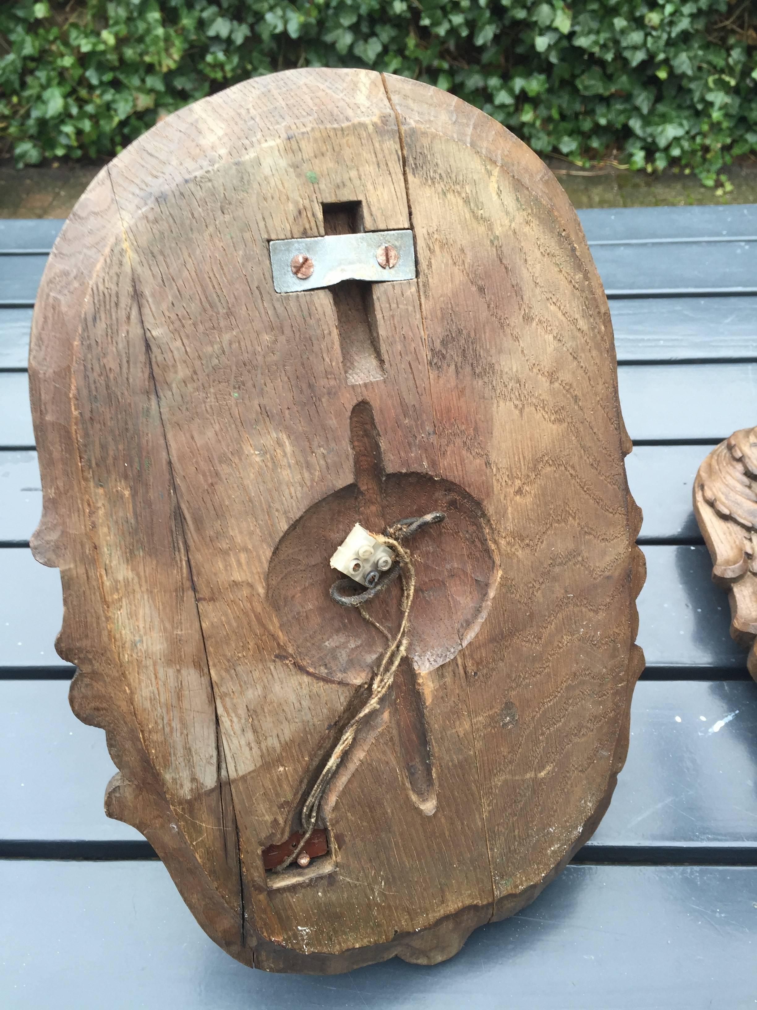 Einzigartiges und wunderbares Paar großer und geschnitzter Holz-Löwenkopf-Skulptur-Wandleuchter im Zustand „Gut“ im Angebot in Lisse, NL