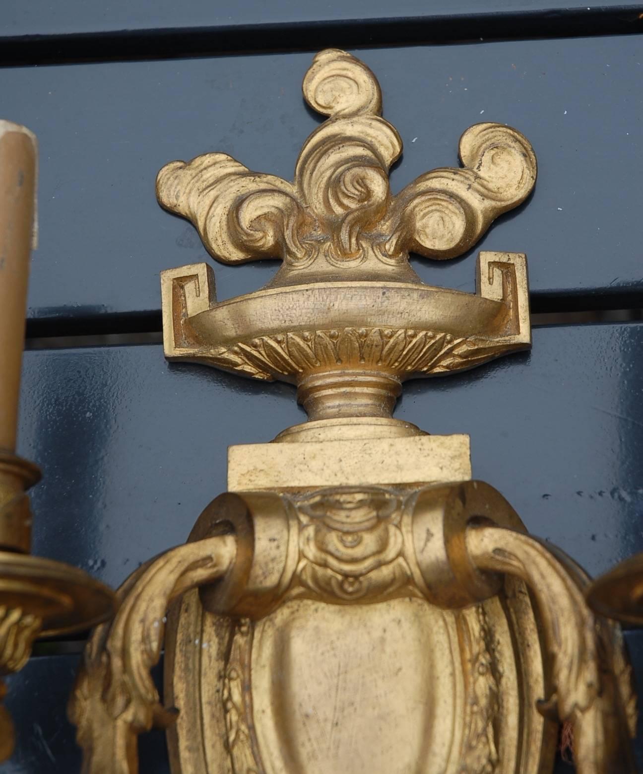 Große antike Wandlampen aus vergoldeter Bronze in bester Qualität.

Dieses atemberaubende Paar eignet sich perfekt als Wandschmuck für den Eingangsbereich Ihres Hauses, aber auch auf beiden Seiten eines Spiegels oder über Ihren Nachttischen würden