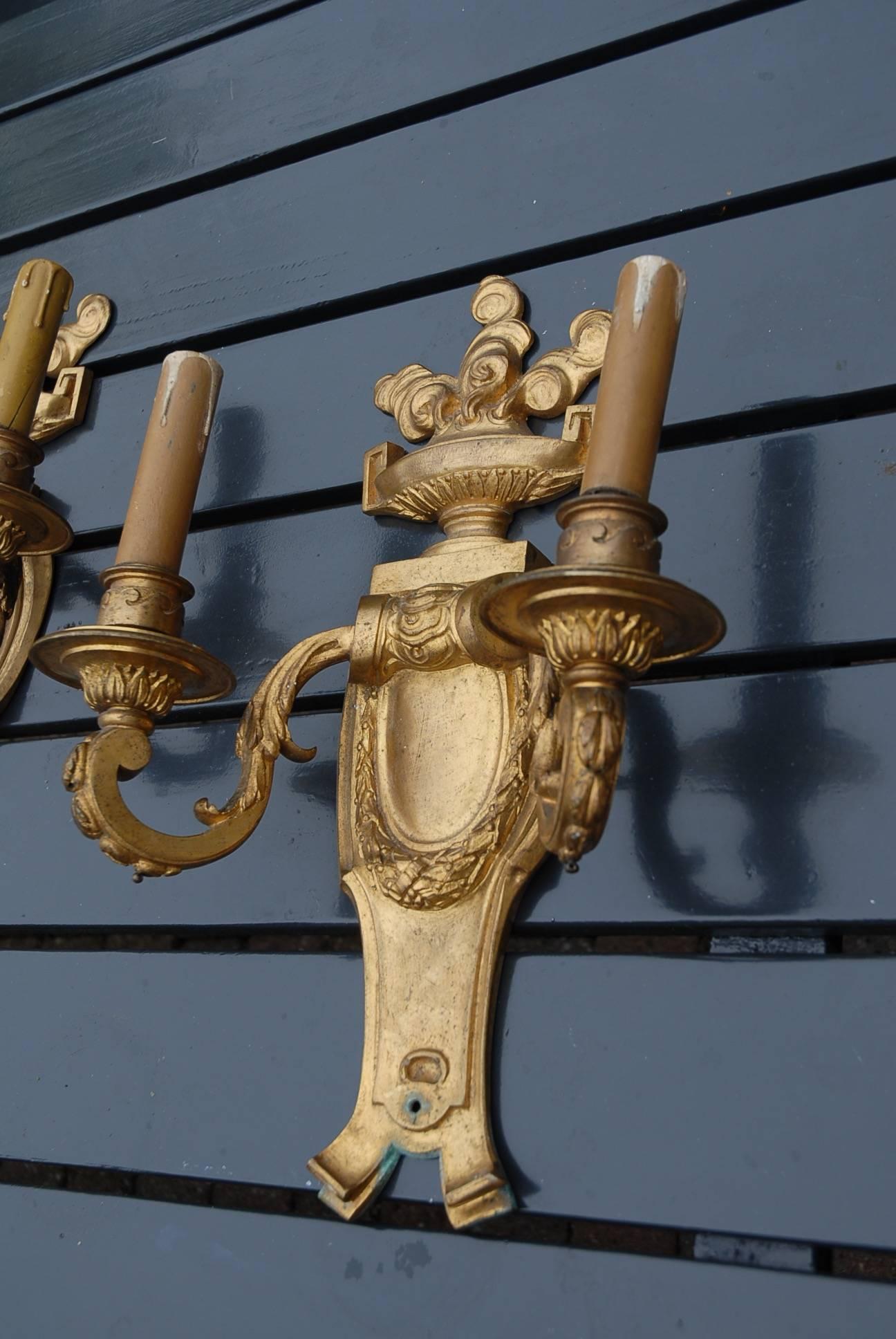 Großes antikes Paar Wandleuchter aus vergoldeter Bronze im Louis-XVI.-Stil des späten 19. Jahrhunderts (Vergoldet) im Angebot