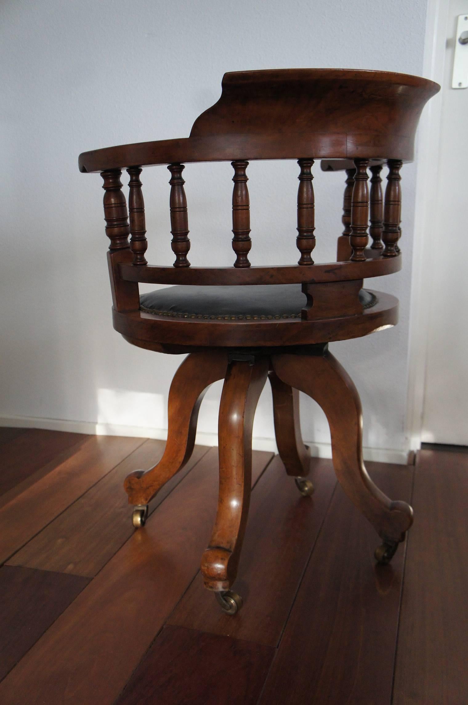 Antique Victorian Walnut Captain's Chair Desk Chair with Leather Seat In Excellent Condition In Lisse, NL