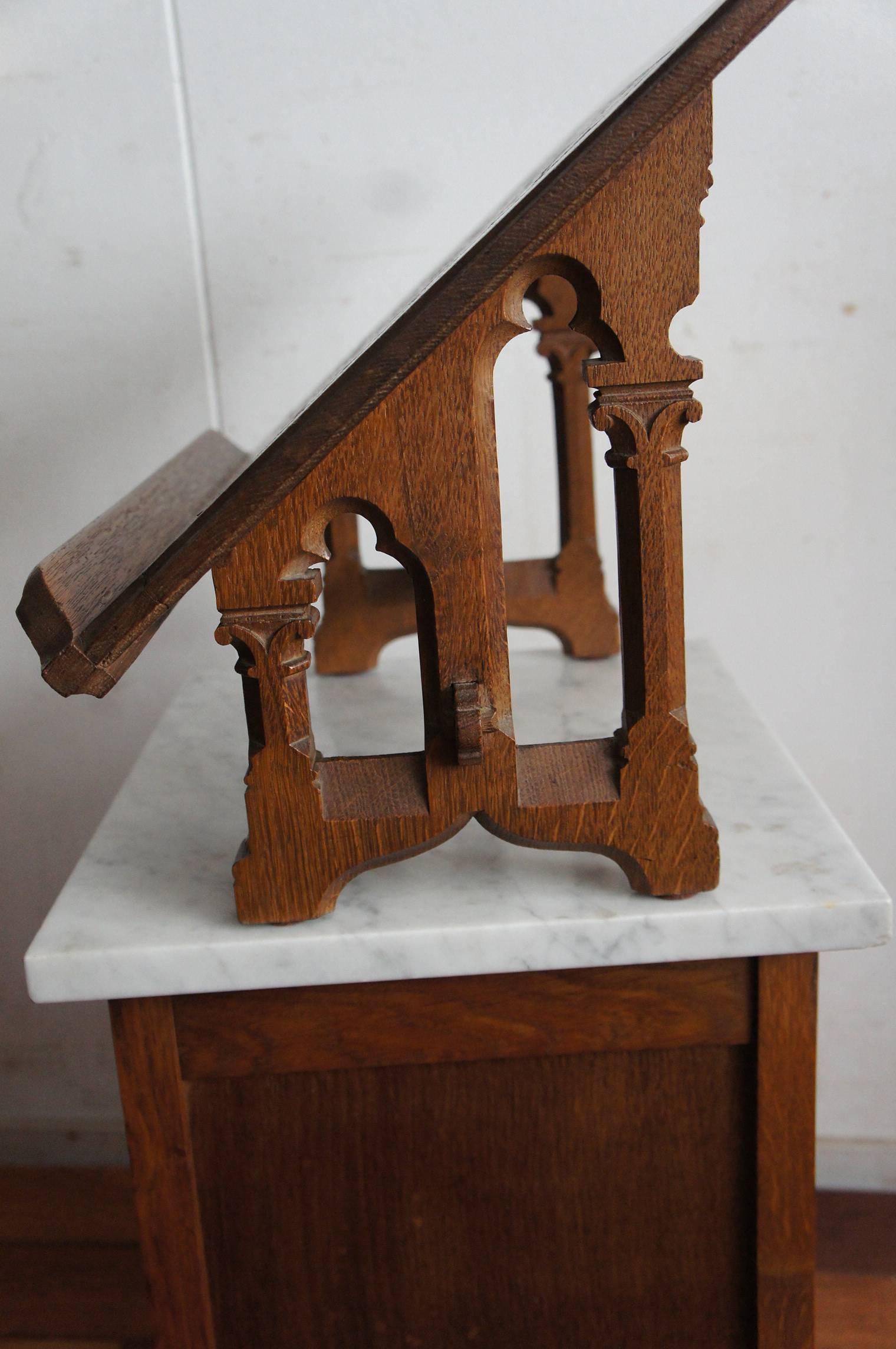 Practical size, Gothic Revival bible stand.

This hand-crafted and beautifully hand-carved Gothic bible stand dates from circa 1890-1900 and it is entirely made of solid oak. This rare example is in great condition and it has the most beautiful