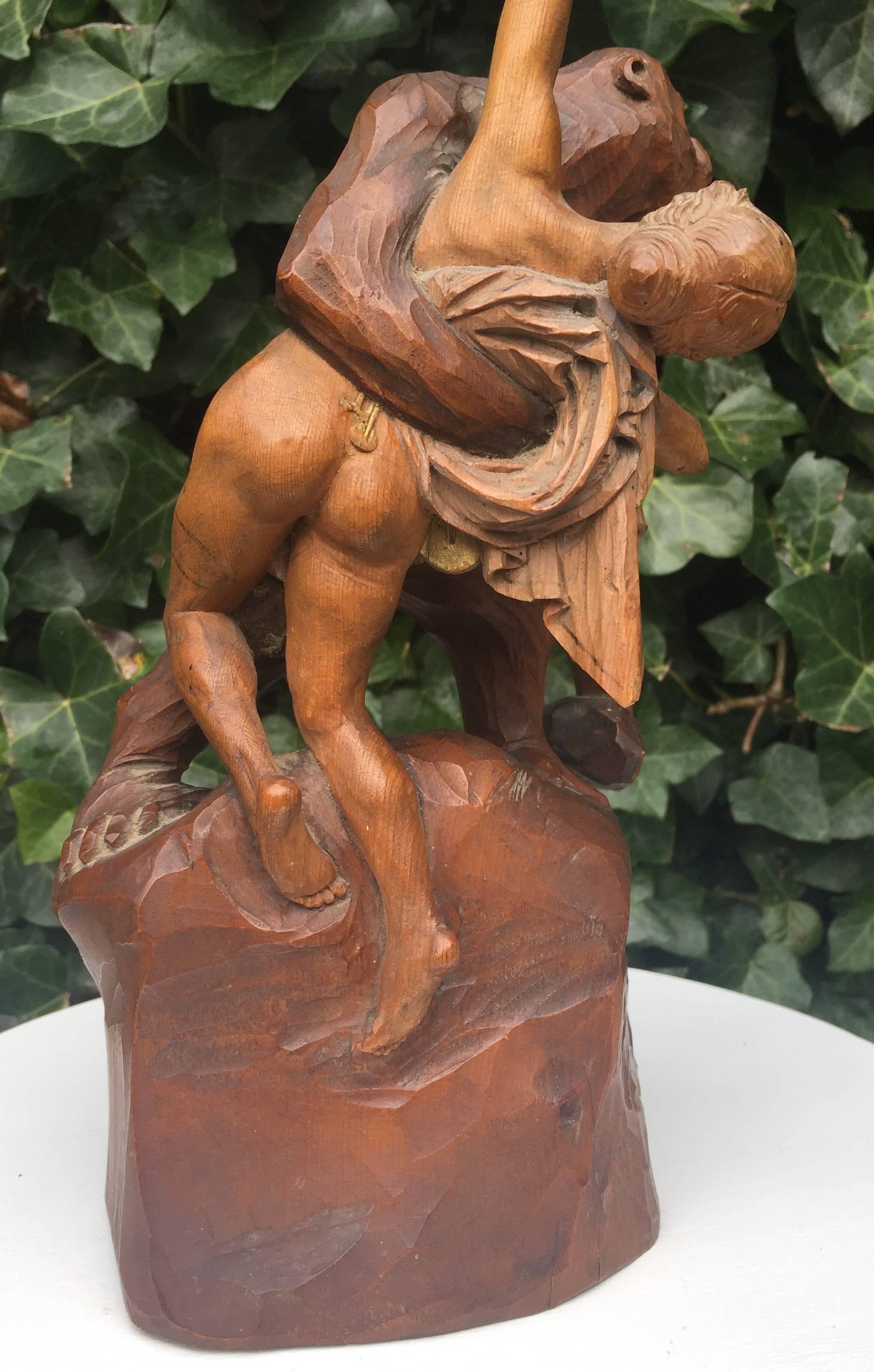Intagliato a mano Gorilla di inizio 1900 che porta via una donna Realizzato in Wood da Emmanuel Fremiet in vendita