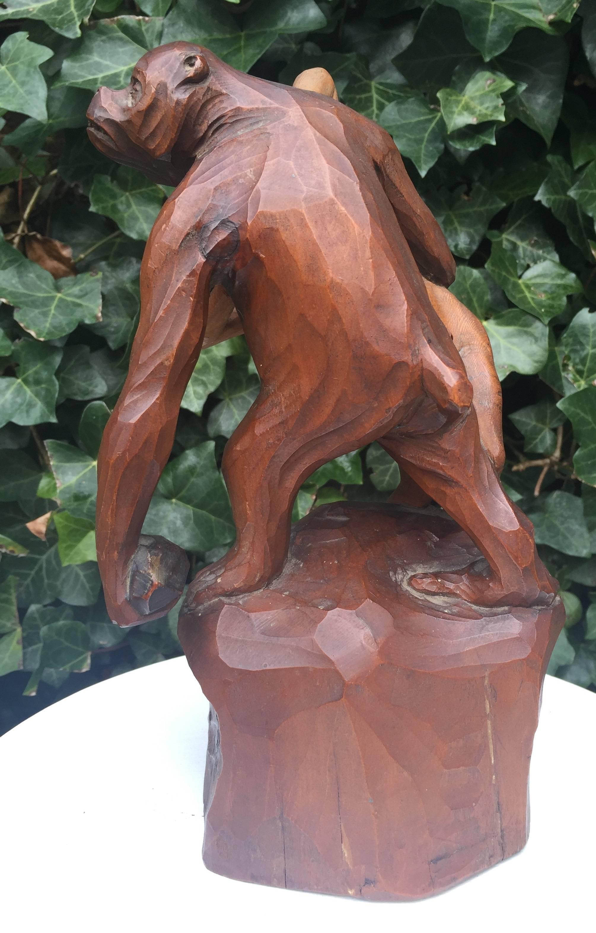 Sculpté à la main Gorilla emportant une femme en bois fabriquée en bois d'après Emmanuel Fremiet, début 1900 en vente
