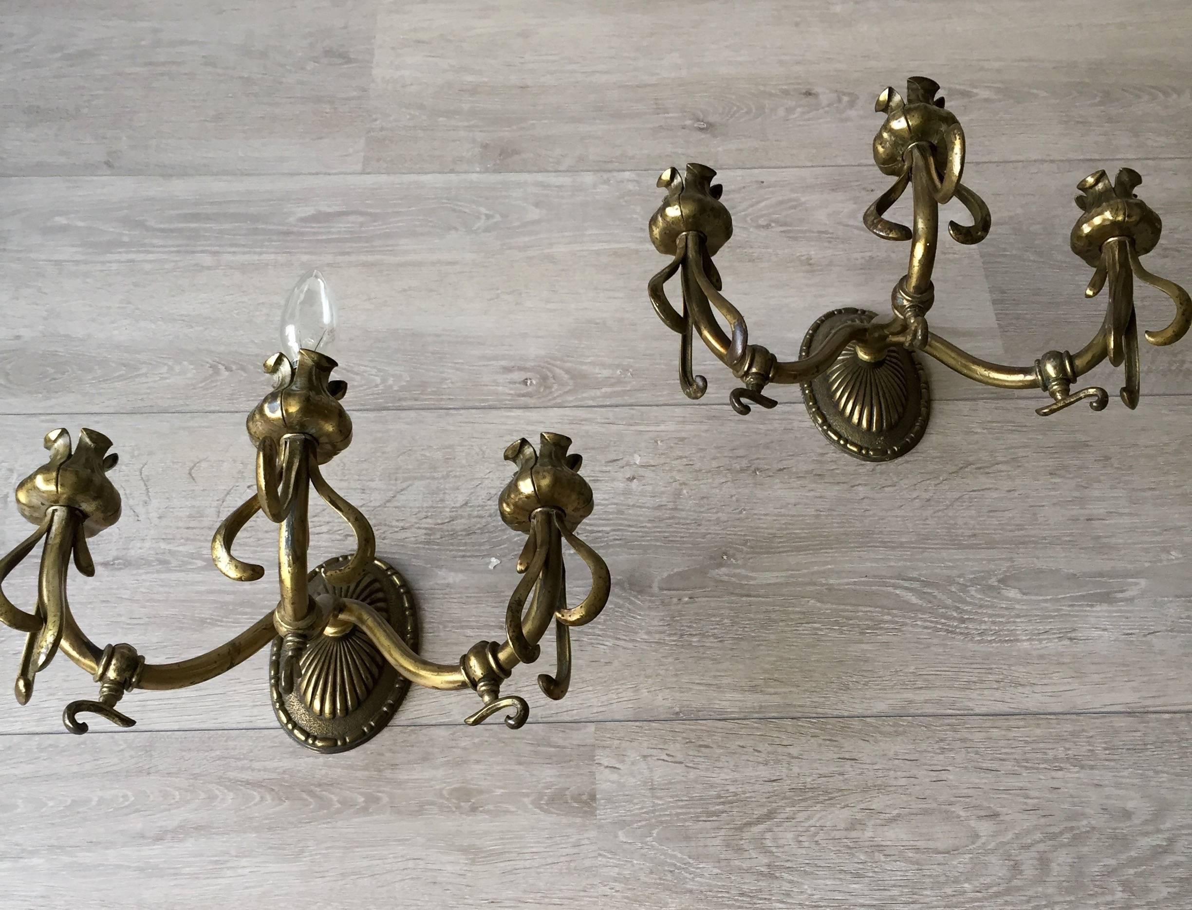 Seltenes Paar Jugendstil-Wandleuchter/Leuchten aus Bronze mit Blumenskulptur, Paar (Art nouveau) im Angebot