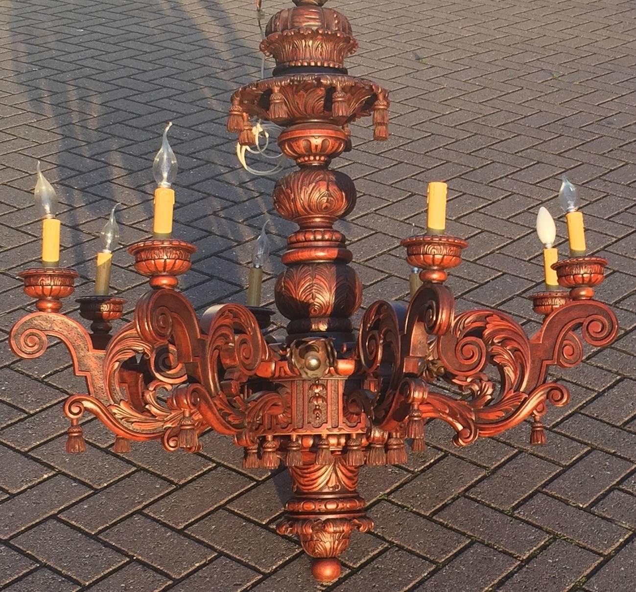 Questo imponente lampadario in legno intagliato a mano, risalente al 1920 circa, ha un tema raro.

Questo lampadario meravigliosamente intagliato e molto ornamentale è una vera opera d'arte. Mostra la migliore qualità di intaglio e l'abilità del suo