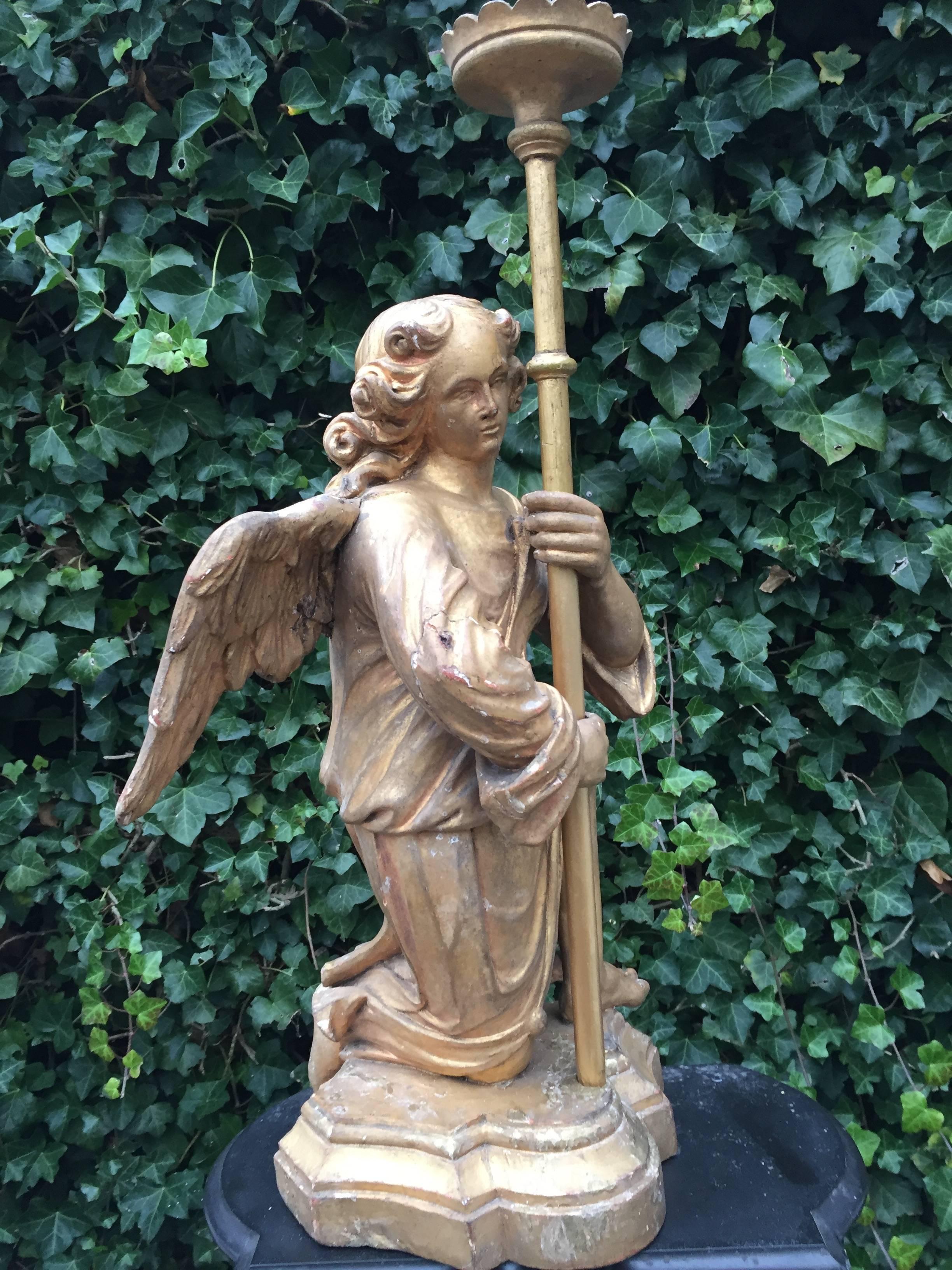 Sculpté à la main Antiquité 18ème siècle Art Gothique Doré Sculpture Ange en Wood Carved Chandelier en vente