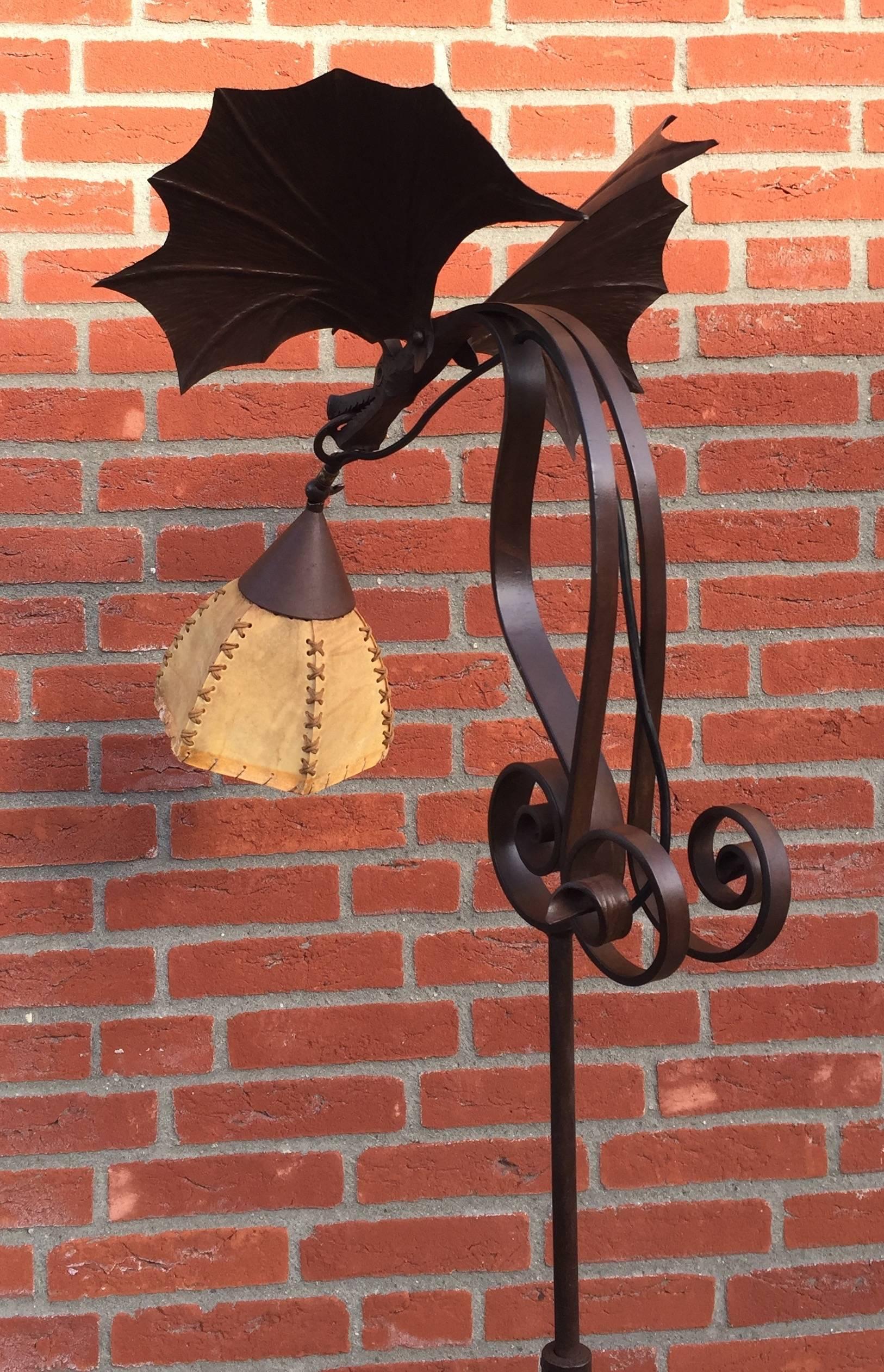 Amazing Arts & Crafts Wrought Iron Winged and Flying Dragon Floor Lamp In Good Condition In Lisse, NL