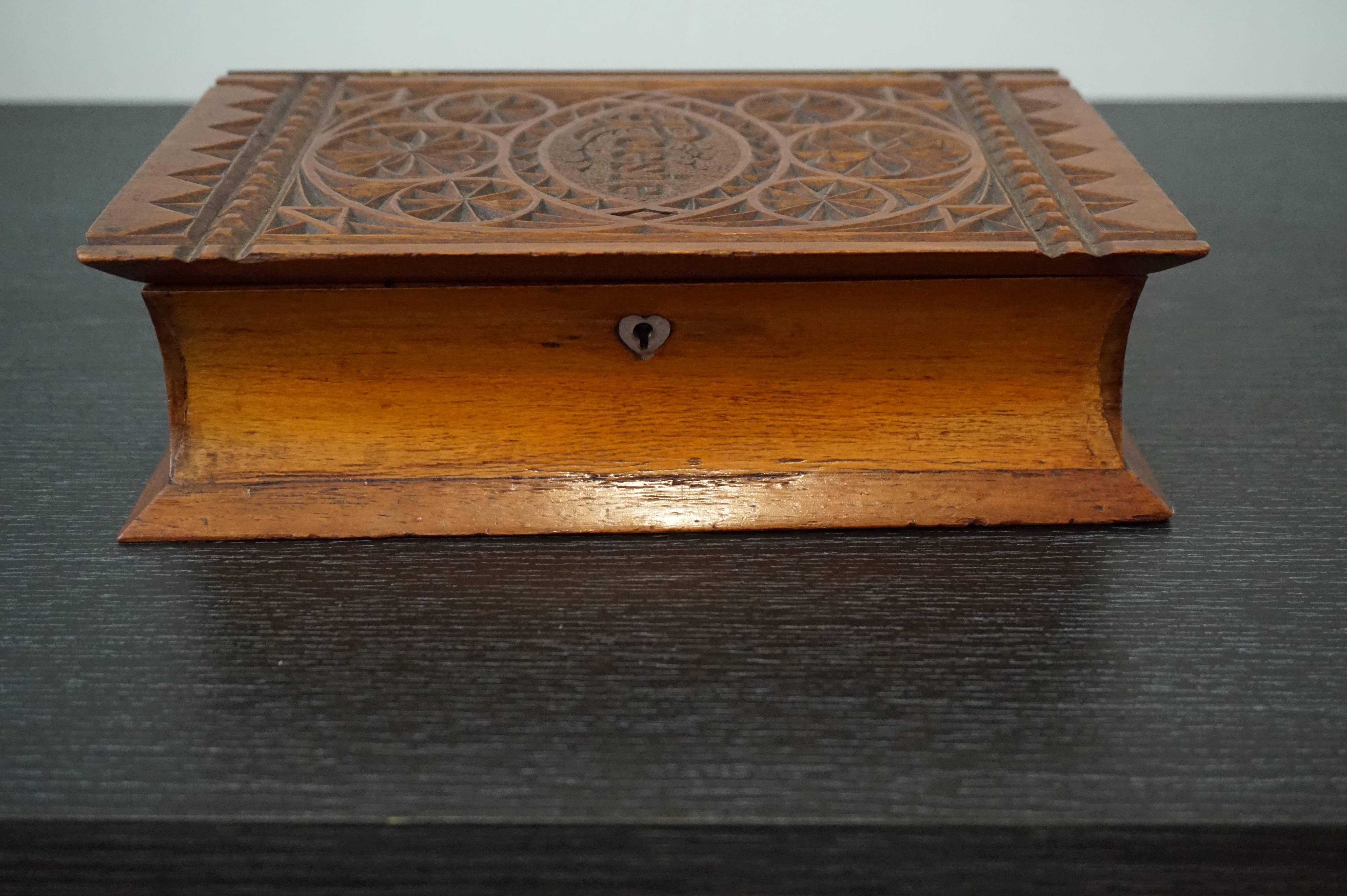 Rare and important piece of German social history.

This book-shaped and hand-carved jewelry box from 1840-1860 is likely to be the only one of its kind. A 'poesie album' was a booklet mainly for children. It was also known as a 'Freundschaftsbuch