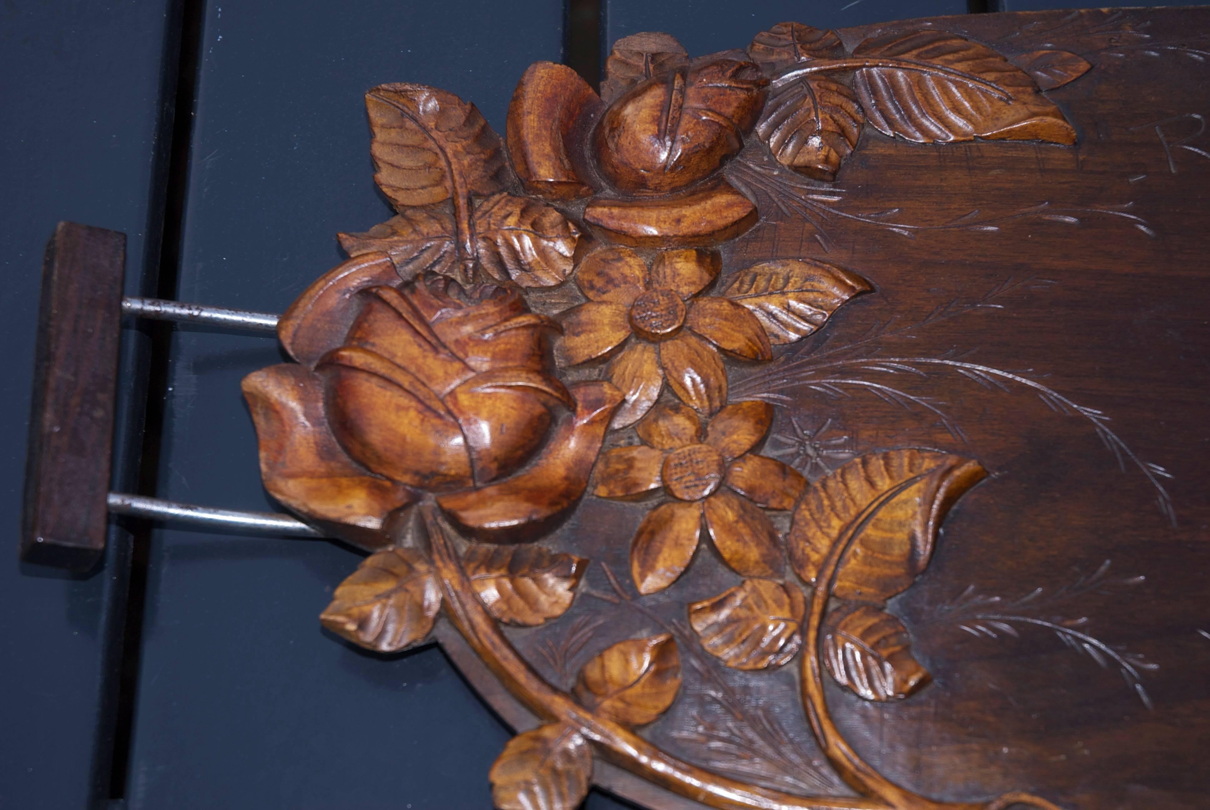 Art déco Plateau de présentation ou de service unique en bois sculpté Art Déco avec motif floral en vente