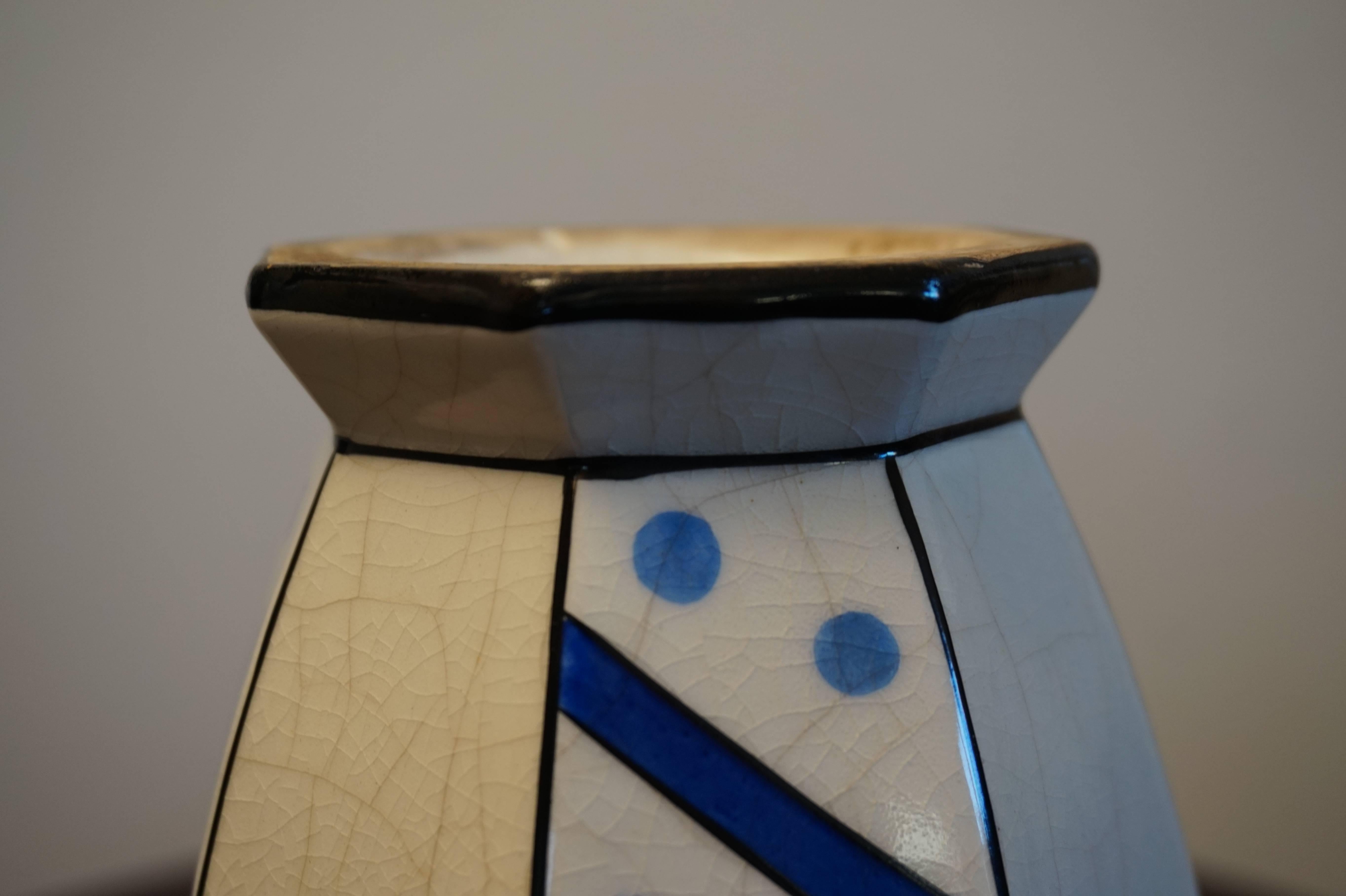 Vase de design Art Déco émaillé attribué à Charles Catteau à pois et rayures bleus Excellent état - En vente à Lisse, NL