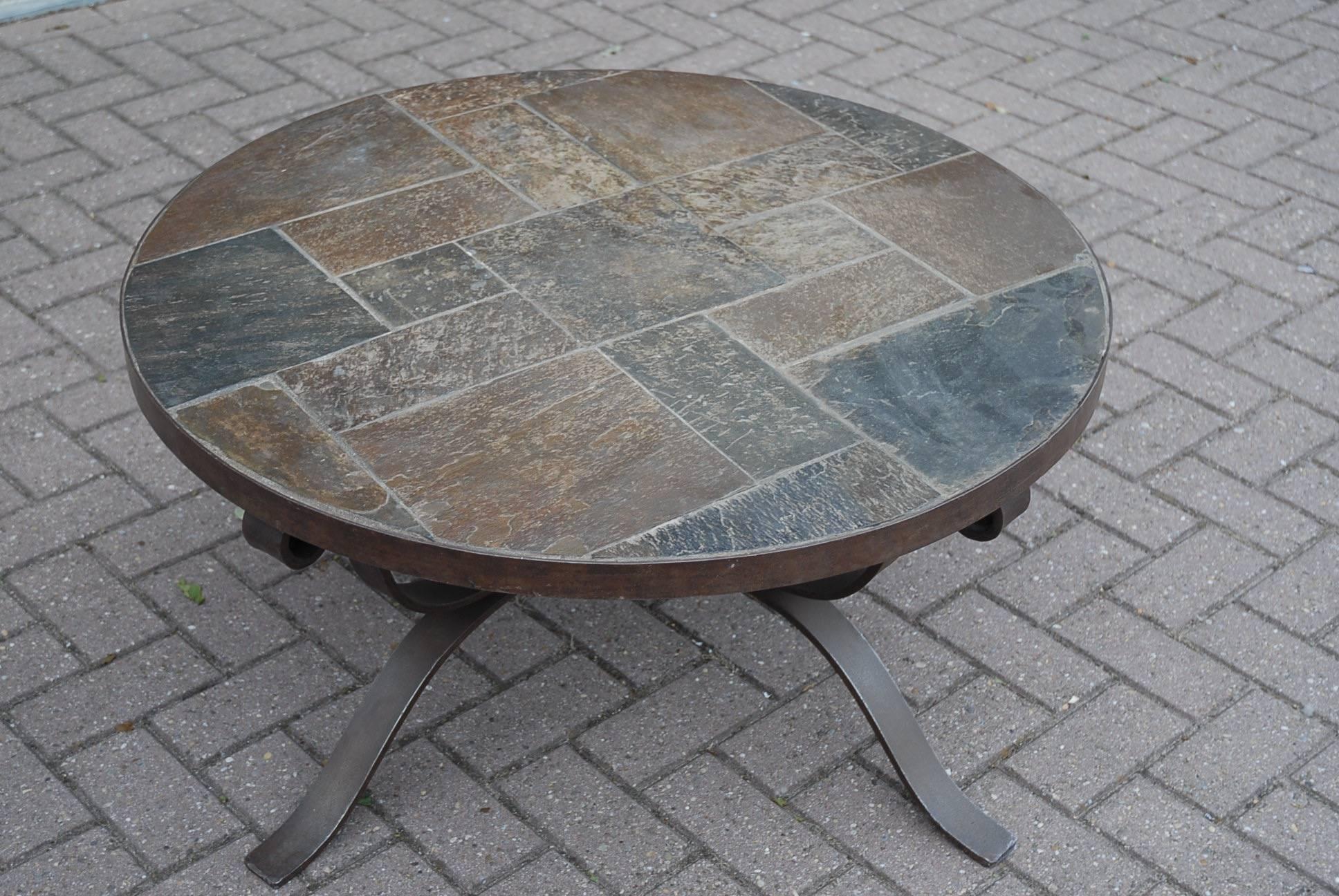 Mid-Century Modern Table basse ou table à cocktail de forme ronde en fer forgé et ardoise du milieu du siècle dernier en vente