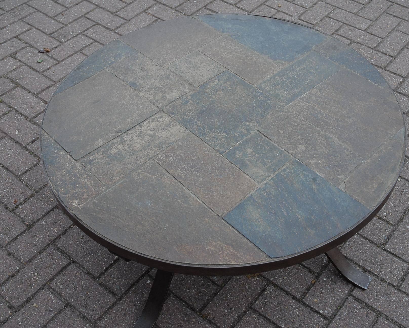 Néerlandais Table basse ou table à cocktail de forme ronde en fer forgé et ardoise du milieu du siècle dernier en vente
