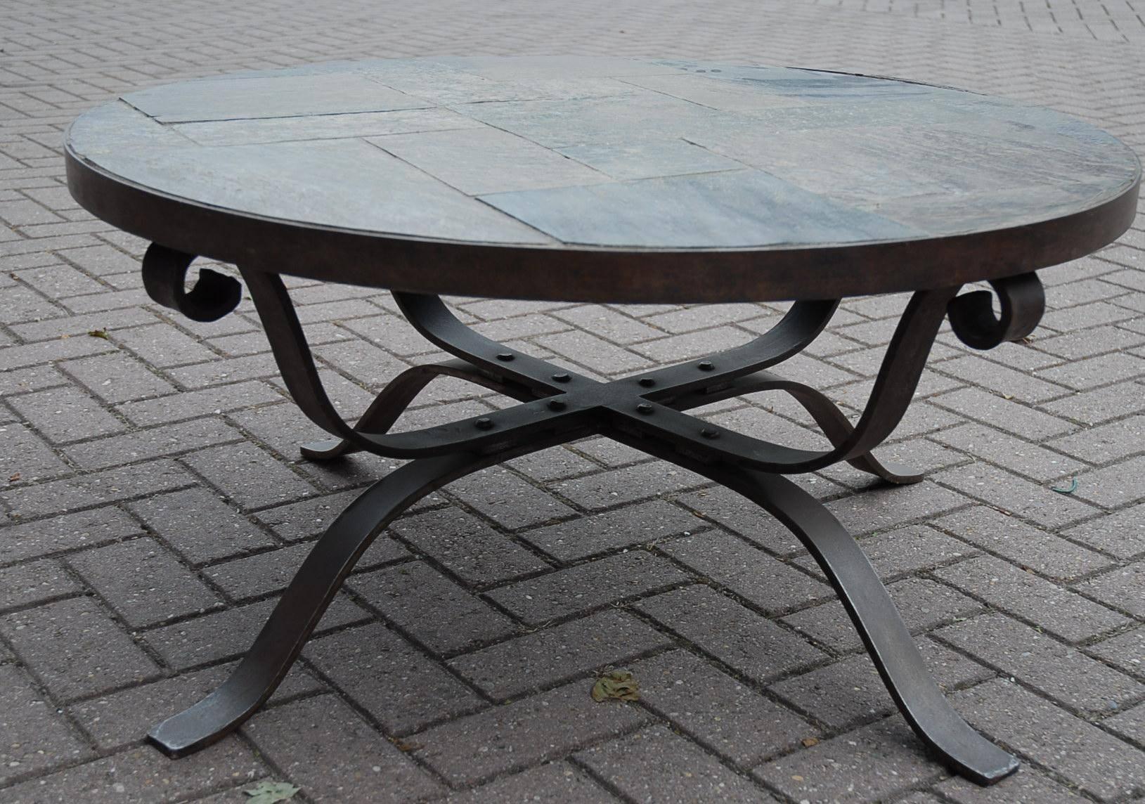 Martelé Table basse ou table à cocktail de forme ronde en fer forgé et ardoise du milieu du siècle dernier en vente