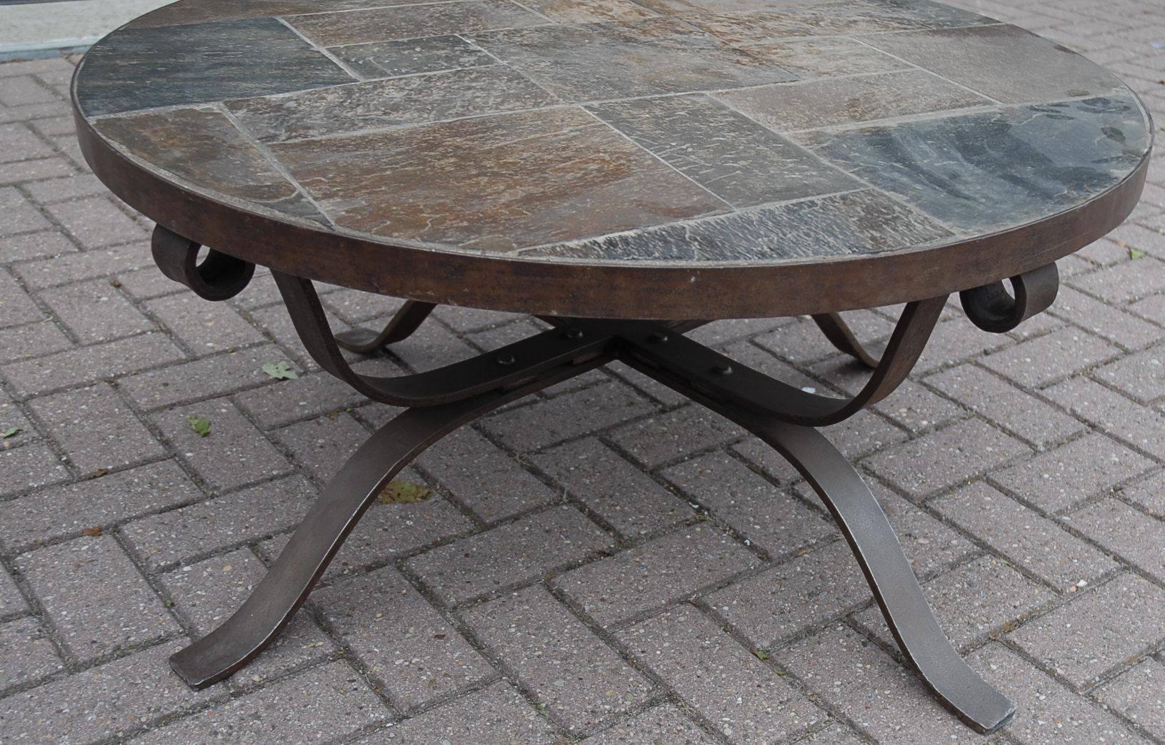 Grès Table basse ou table à cocktail de forme ronde en fer forgé et ardoise du milieu du siècle dernier en vente