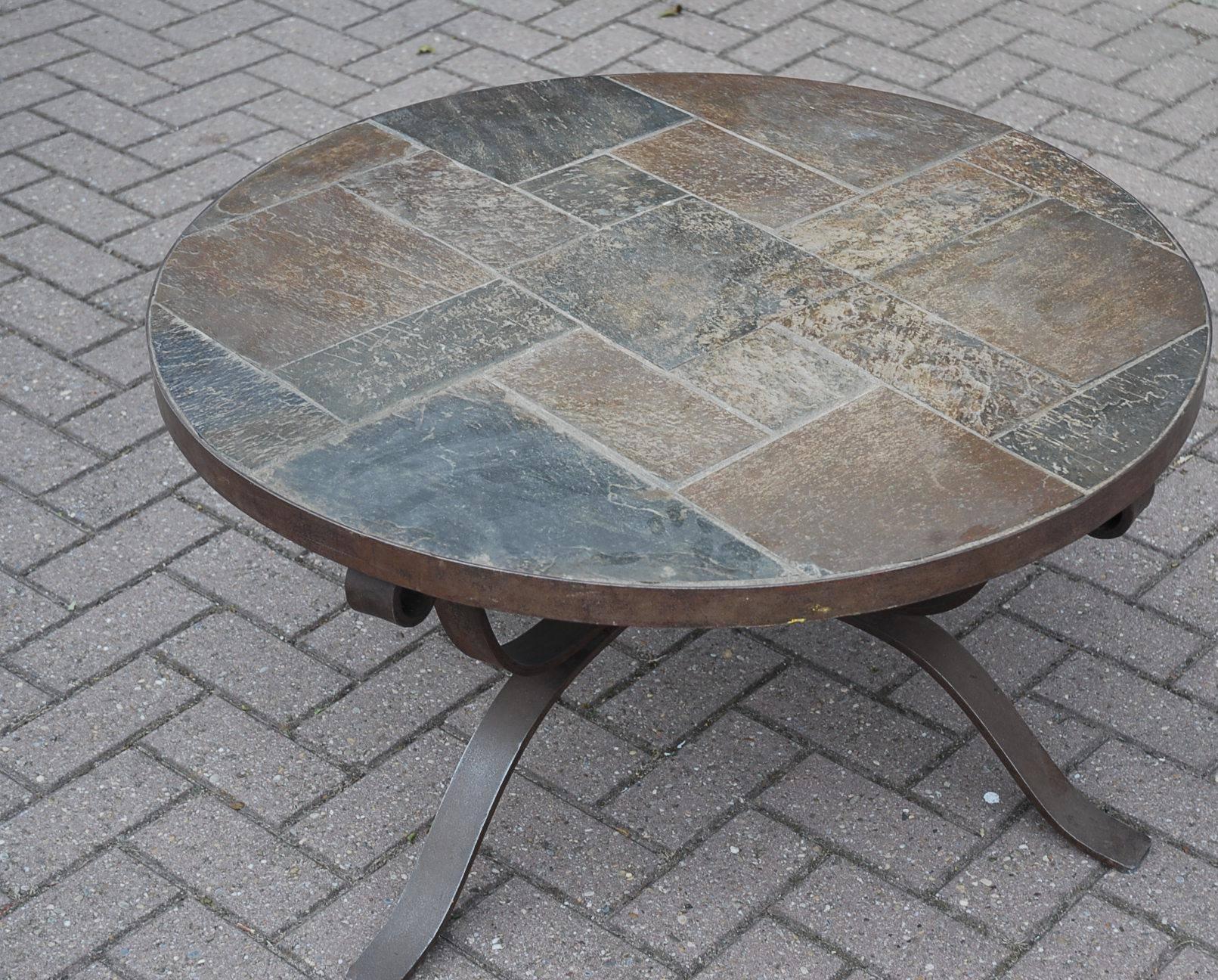 20ième siècle Table basse ou table à cocktail de forme ronde en fer forgé et ardoise du milieu du siècle dernier en vente