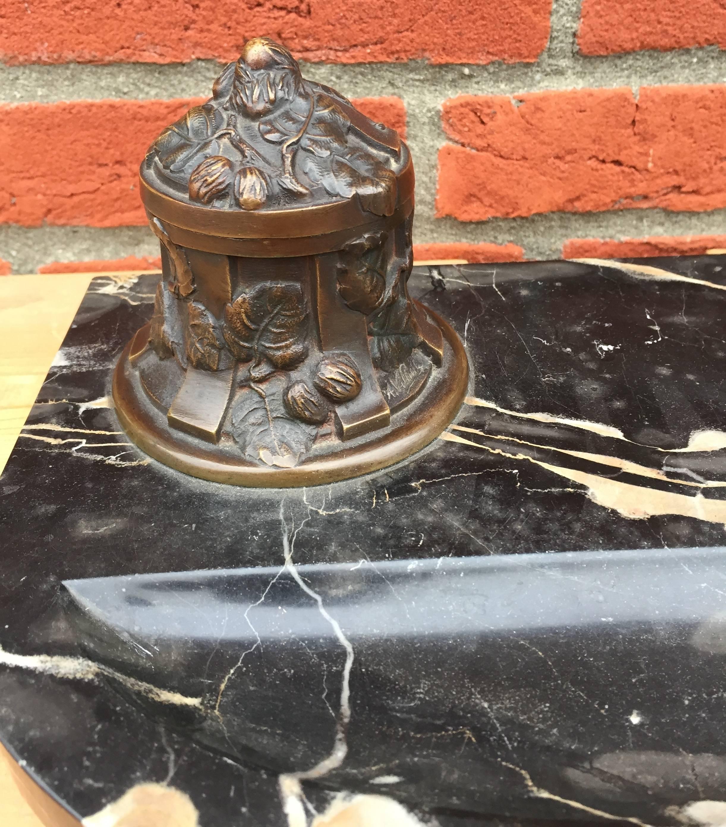 Seltener Andre Villien Paris Schreibtisch-Tintenfassständer aus Bronze und Marmor in Art nouveau-Stil (Französisch) im Angebot