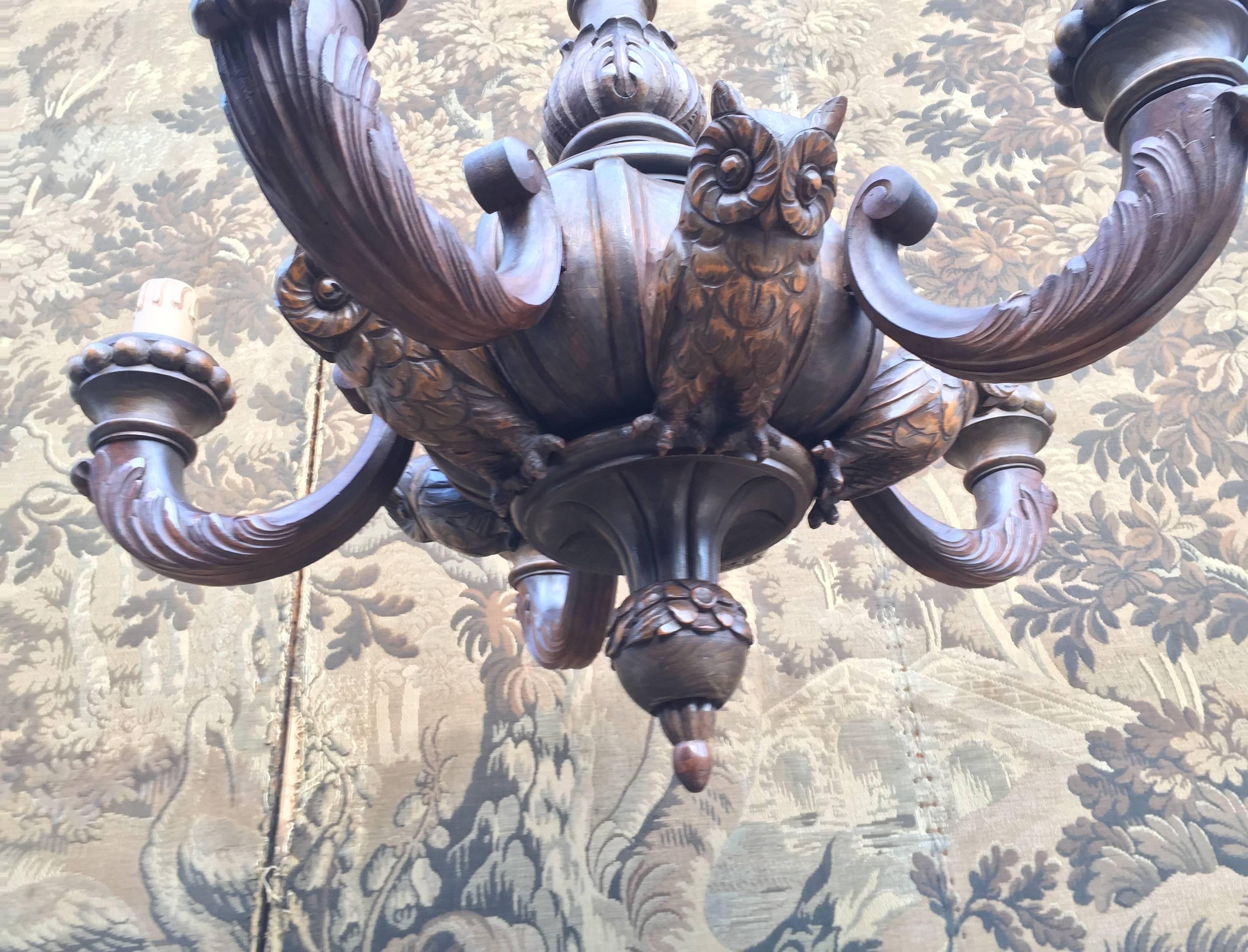 Unique and Large Black Forest Carved Wood Chandelier with Five Owl Sculptures In Good Condition In Lisse, NL