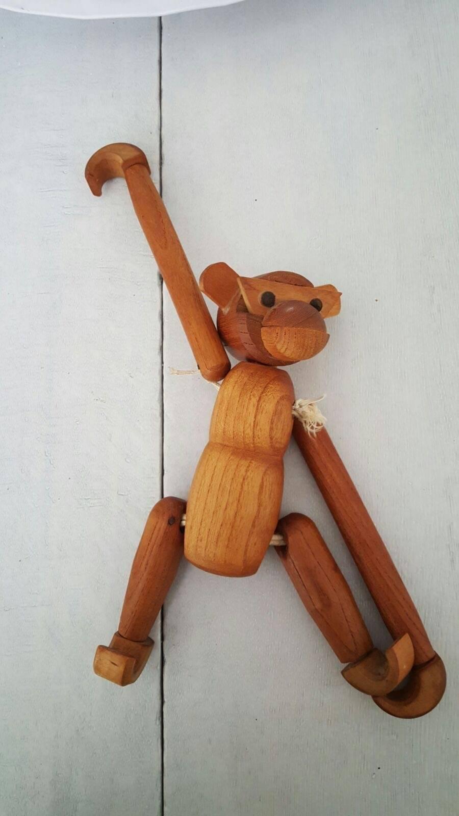 Célèbre vieux singe danois:: conçu par Kay Bojesen. 

Ce singe en teck a une tête:: des bras et des jambes mobiles et il est en bon état. Il mesure 8 pouces de hauteur et l'expédition dans le monde entier est incluse dans le prix. 

Nous sommes