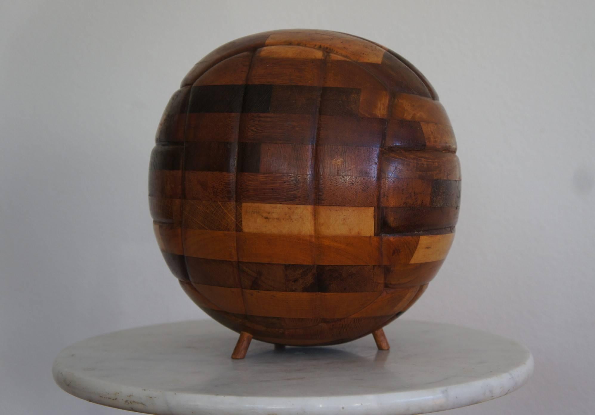 Einzigartige und handgefertigte Vintage 1960er Jahre Fußball-Kugel / Holz-Fußball-Skulptur (Moderne der Mitte des Jahrhunderts)