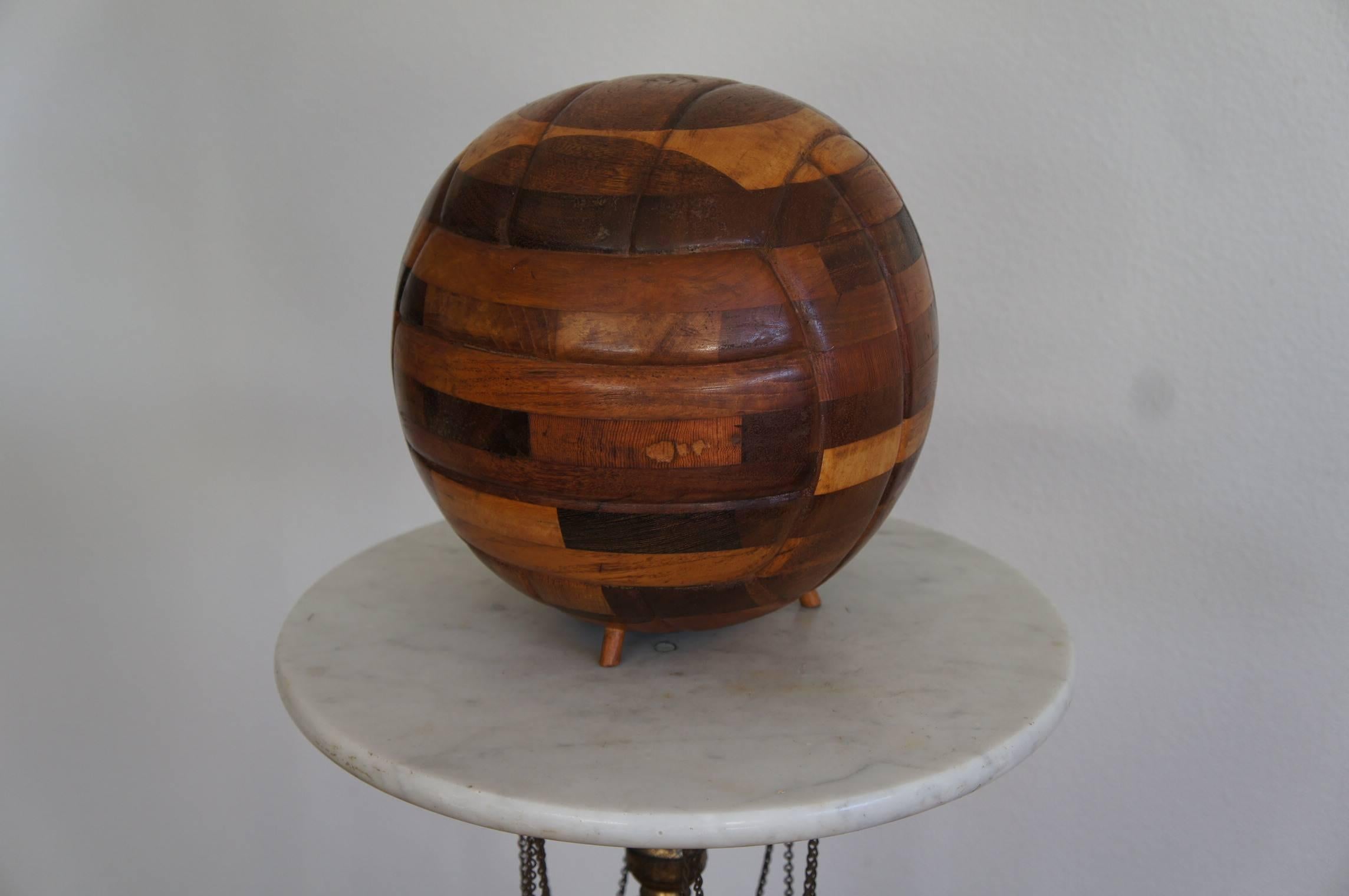 Einzigartige und handgefertigte Vintage 1960er Jahre Fußball-Kugel / Holz-Fußball-Skulptur (Europäisch)