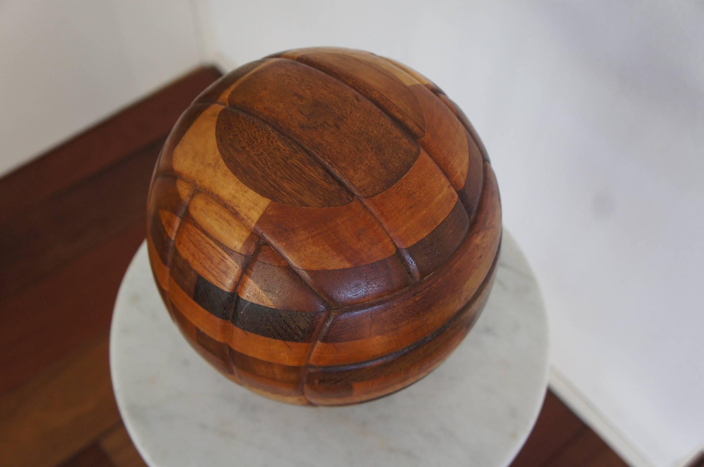 Einzigartige und handgefertigte Vintage 1960er Jahre Fußball-Kugel / Holz-Fußball-Skulptur (Handgeschnitzt)