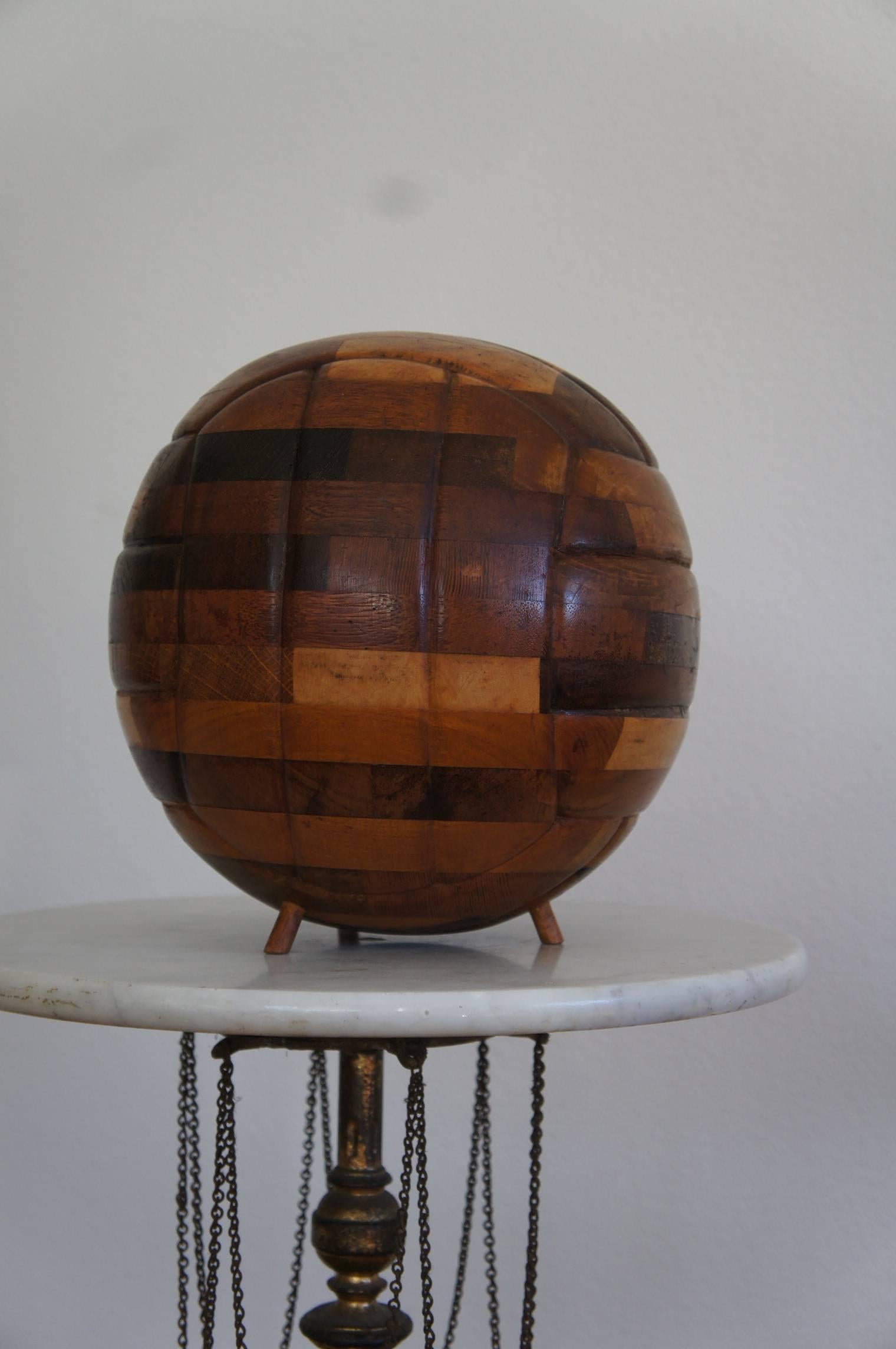 Einzigartige und handgefertigte Vintage 1960er Jahre Fußball-Kugel / Holz-Fußball-Skulptur (20. Jahrhundert)