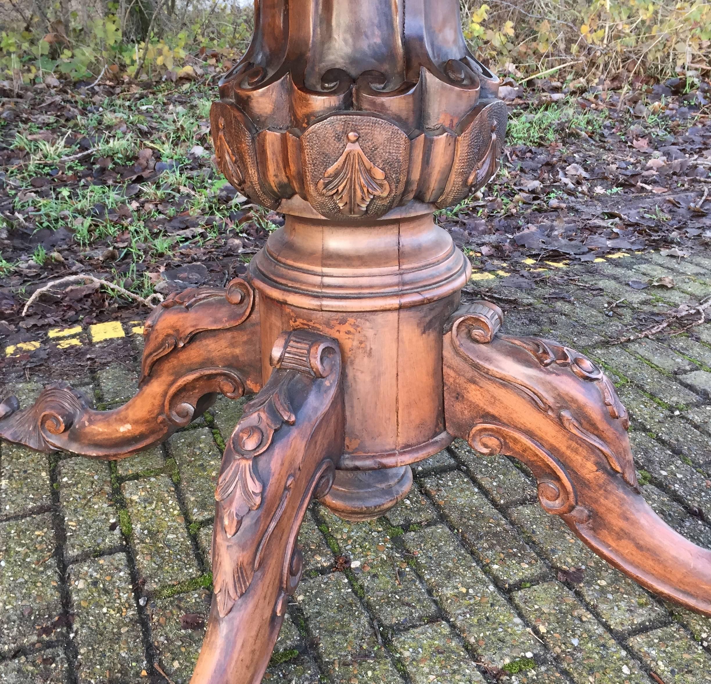 Italian Baroque Revival Carved Wood Round Dining or Center Table In Good Condition For Sale In Lisse, NL