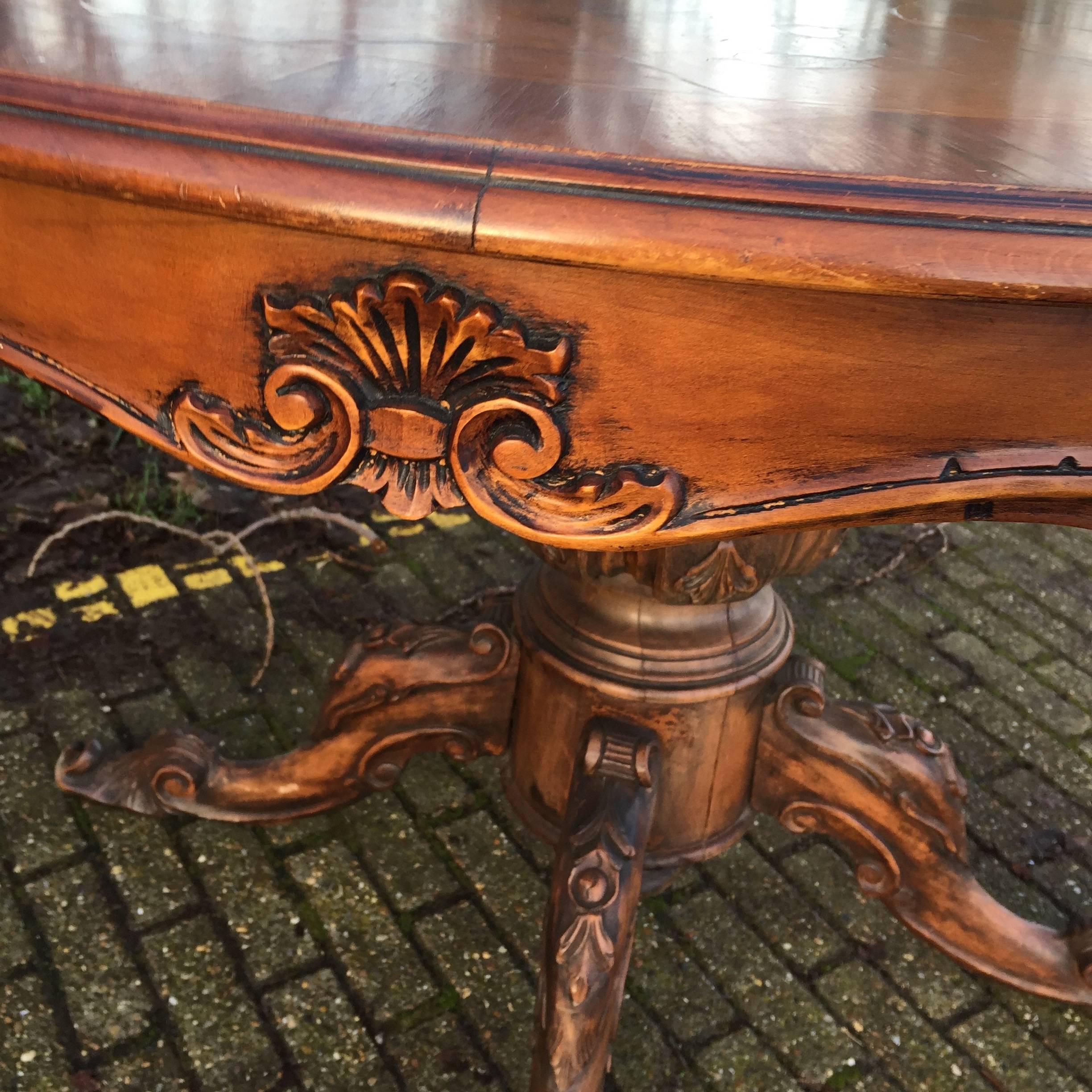 Table de salle à manger ou de salle à manger ronde en bois sculpté de style néo-baroque italien en vente 2