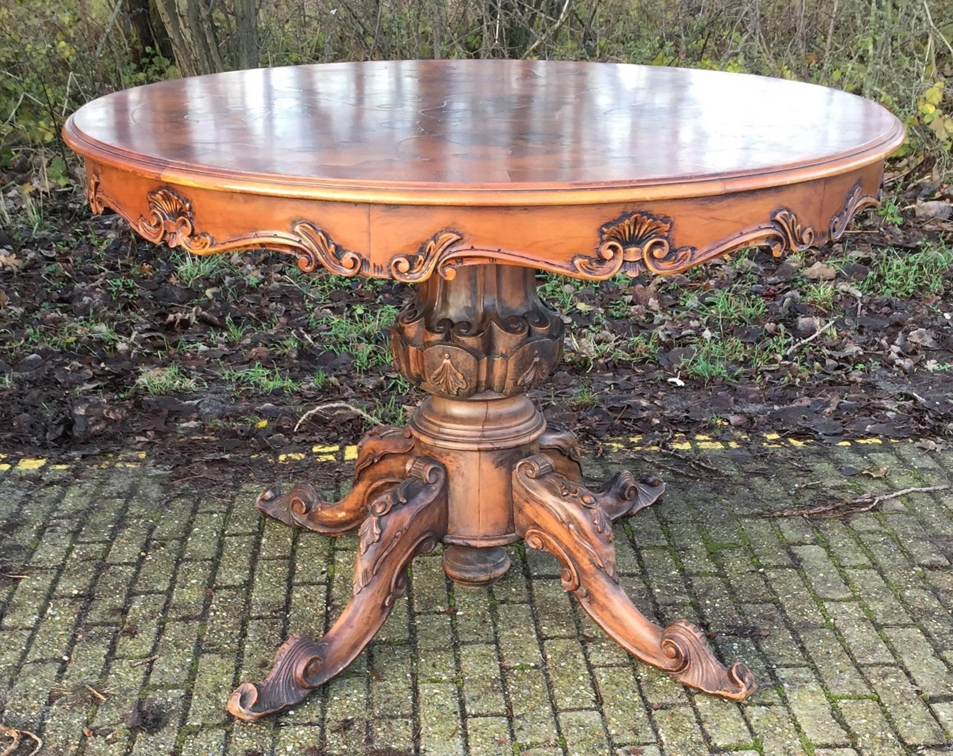 Table de salle à manger ou de salle à manger ronde en bois sculpté de style néo-baroque italien en vente 3