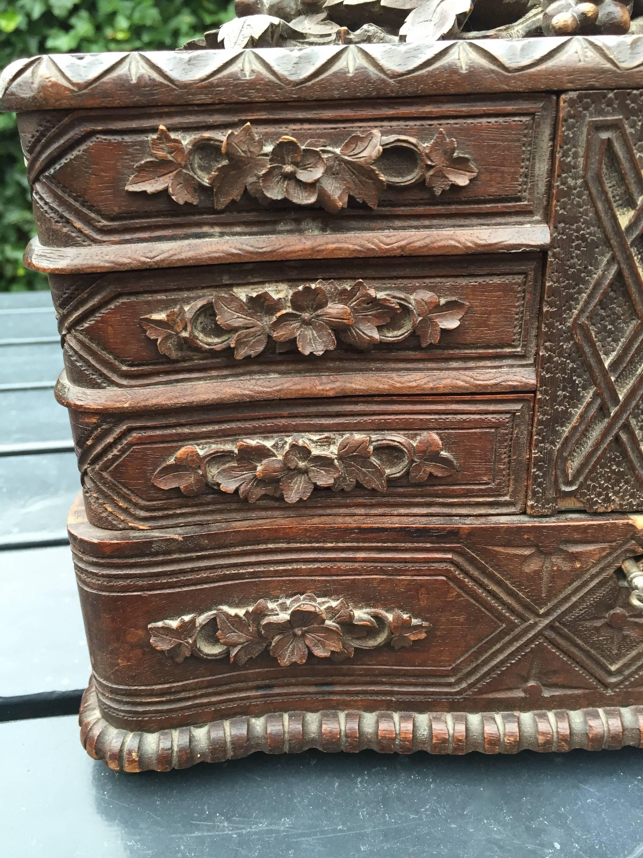 19th Century Carved Jewelry, Treasure Box, Cabinet and Seven Drawers In Excellent Condition In Lisse, NL