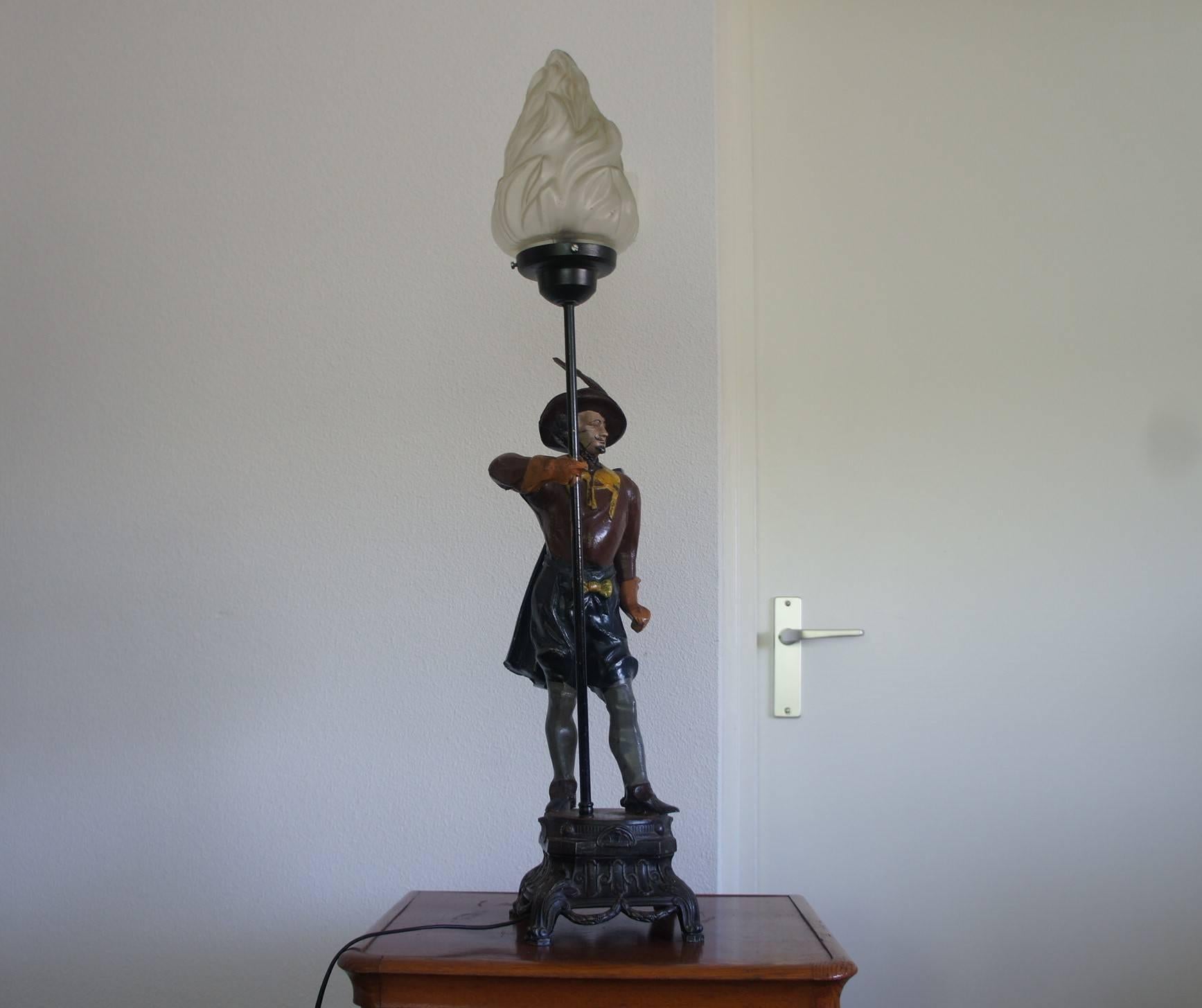 Lampe de table Musketier très cool et de bonne taille.

Nous achetons régulièrement des objets uniques qui nous étonnent et nous font sourire. Cette magnifique lampe de table du début des années 1900, entièrement fabriquée à la main, ne fait pas