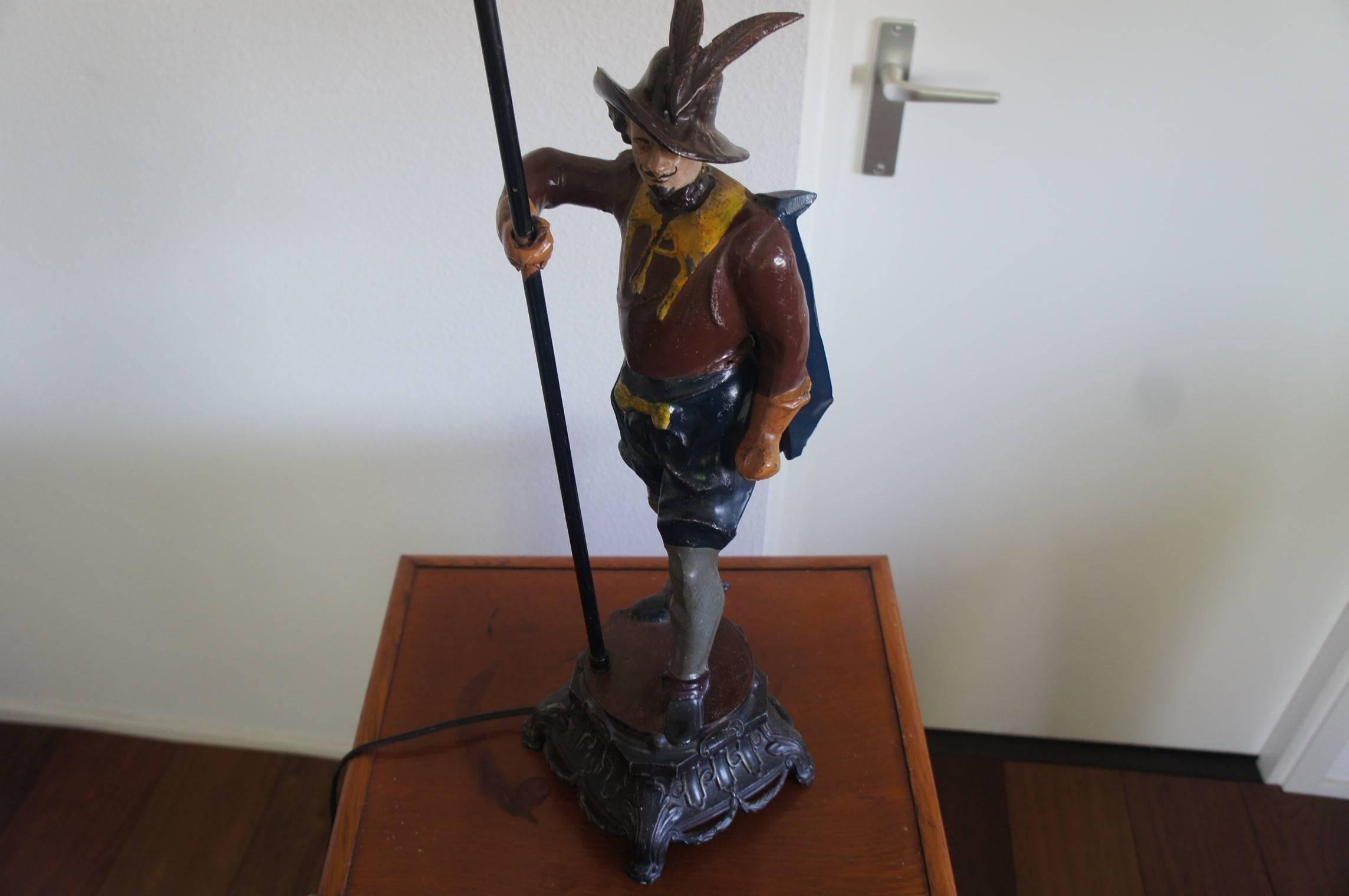 Peint à la main Lampe de table Three Musketiers Musketier d'Artagnan du début des années 1900, base de style Louis 14