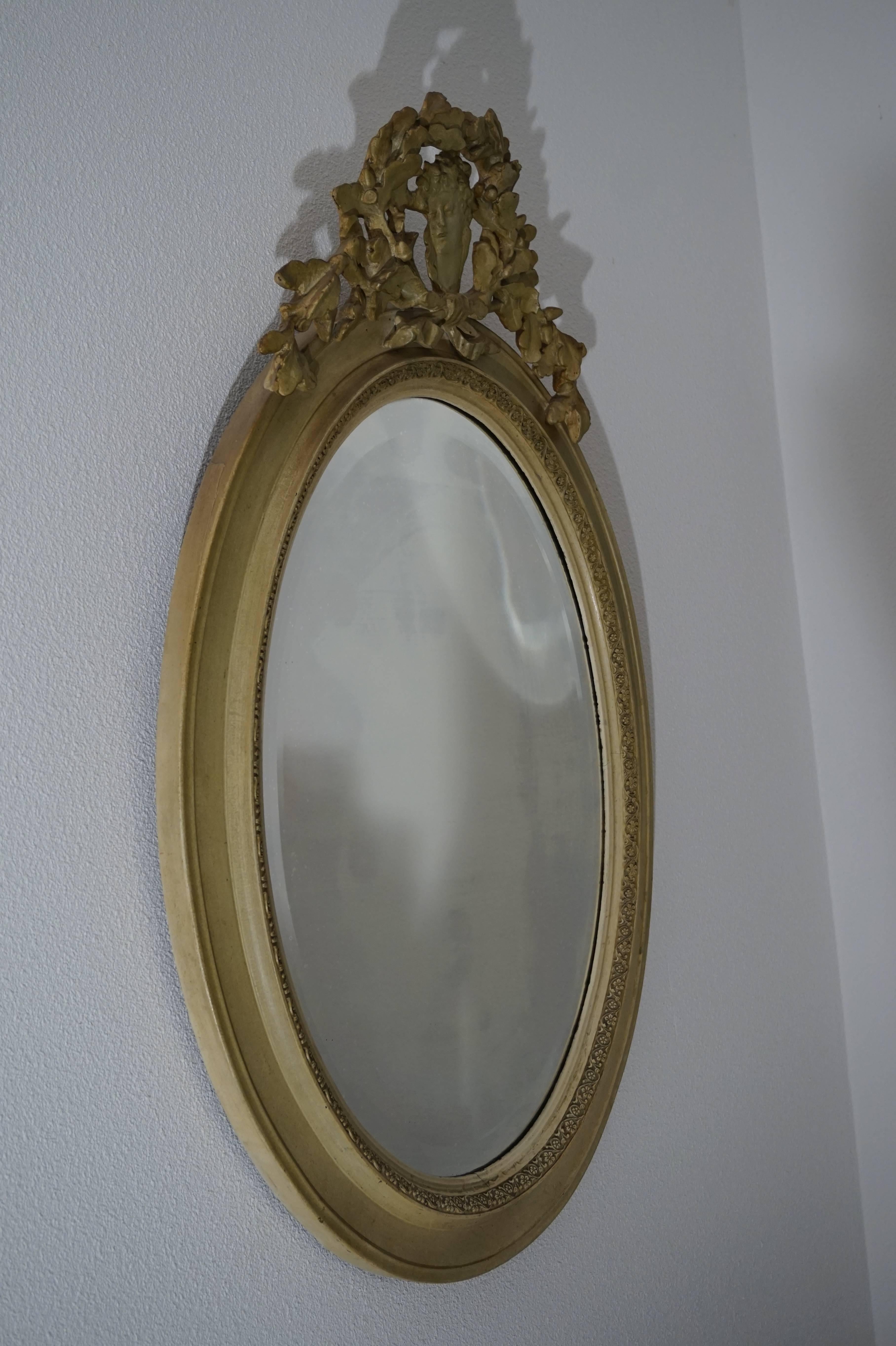 19. Jahrhundert viktorianischer abgeschrägter ovaler Spiegel mit Handgeschnitztes Bild von Königin Victoria (Abgeschrägt) im Angebot