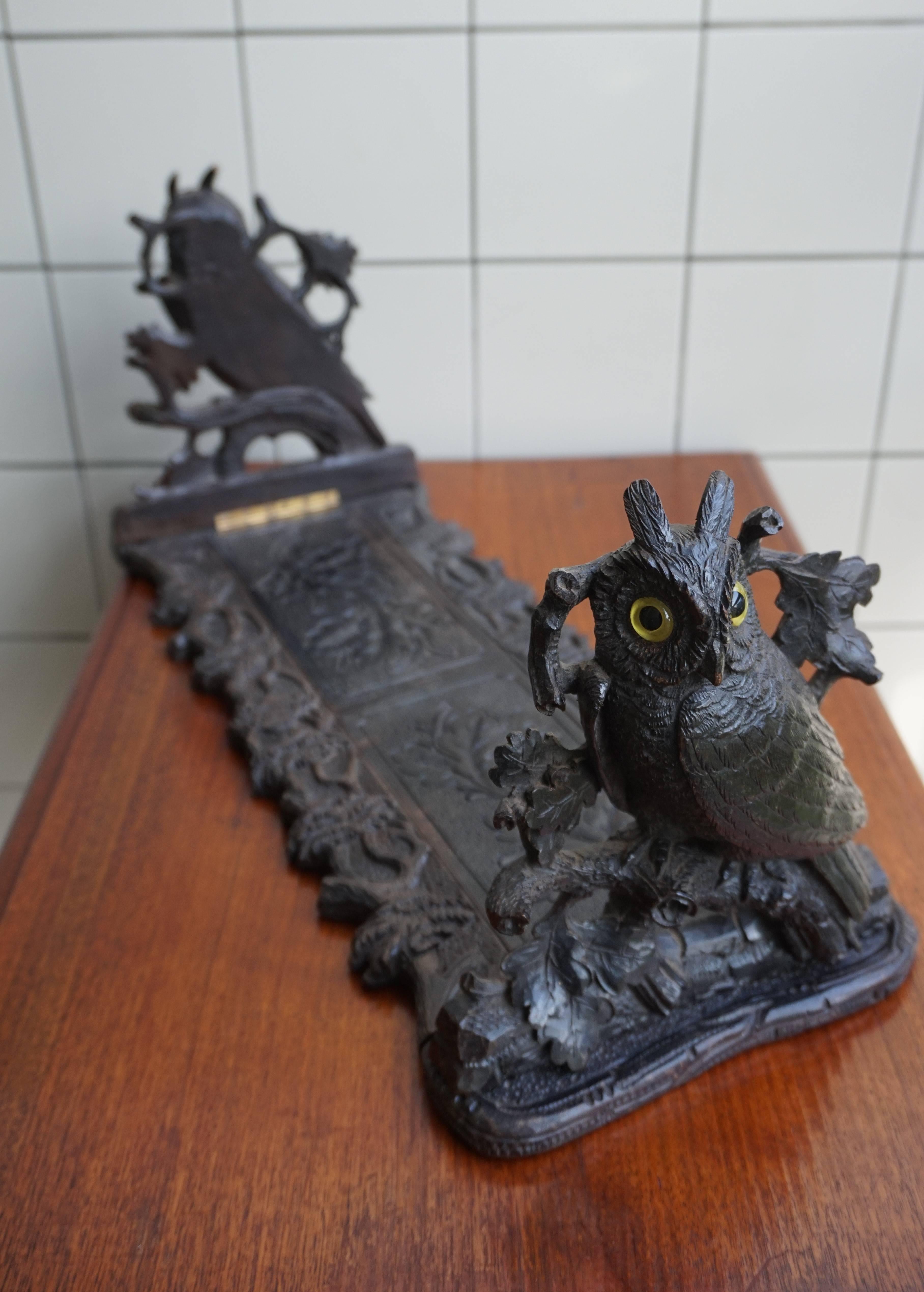 Suisse Grand porte-livres ancien en sculpture de hibou de la Forêt-Noire avec serre-livres coulissants en vente