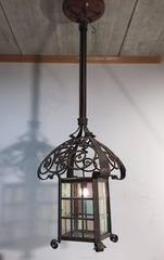Anfang 1900 Große Arts & Craft Schmiedeeisen Laterne / Anhänger mit Glasmalerei