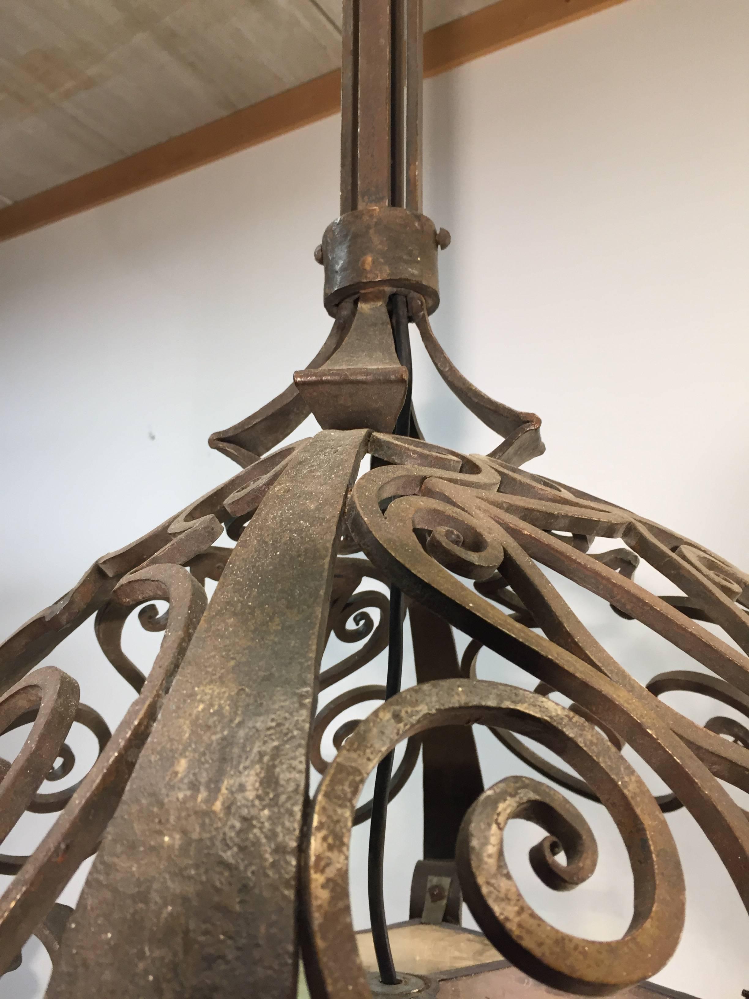 Vetro Lanterna / Ciondolo in ferro battuto di grandi dimensioni dei primi del 1900 con vetro colorato in vendita
