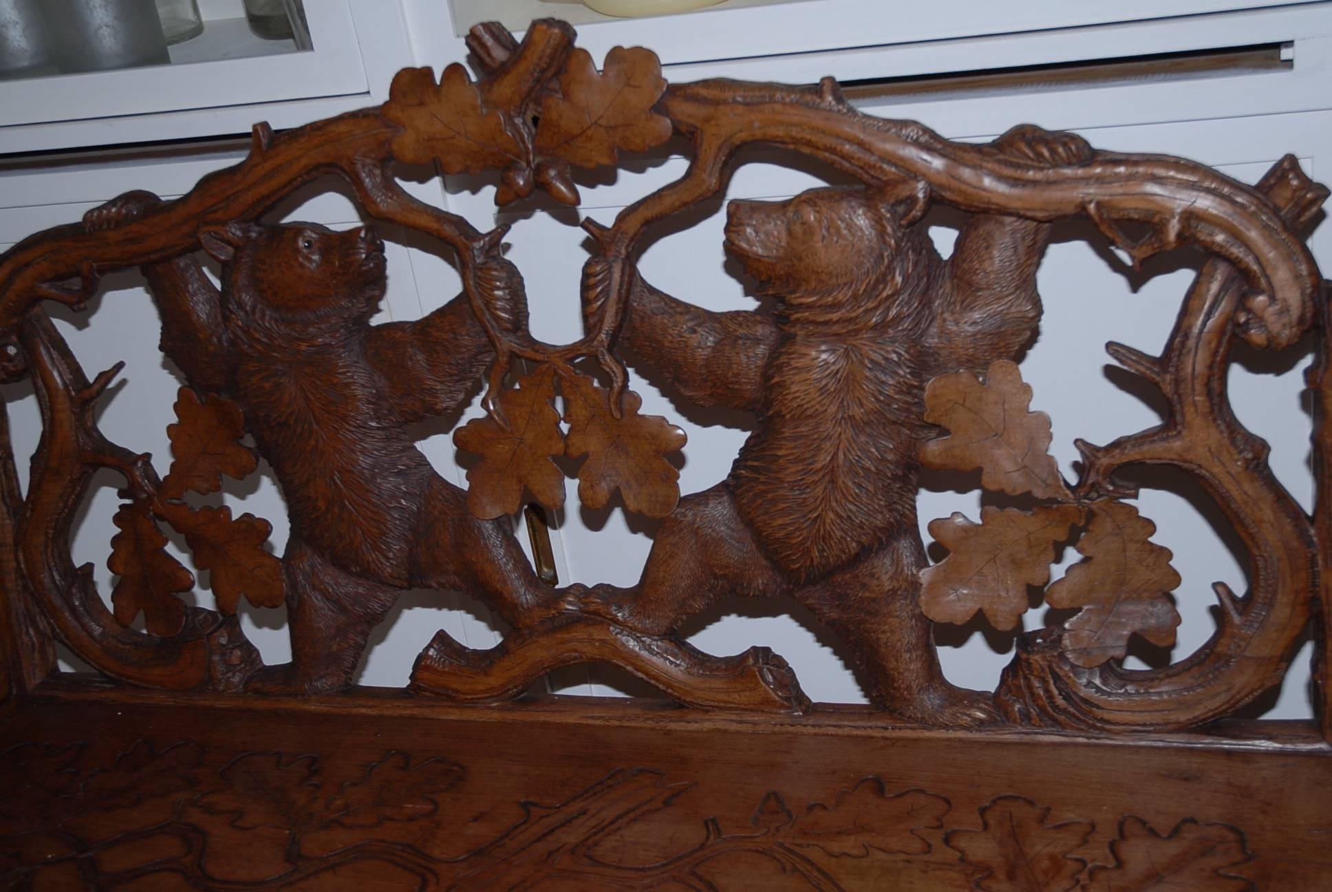 19th Century Swiss Carved Black Forest Bear Sculpture Bear Bench In Good Condition In Lisse, NL