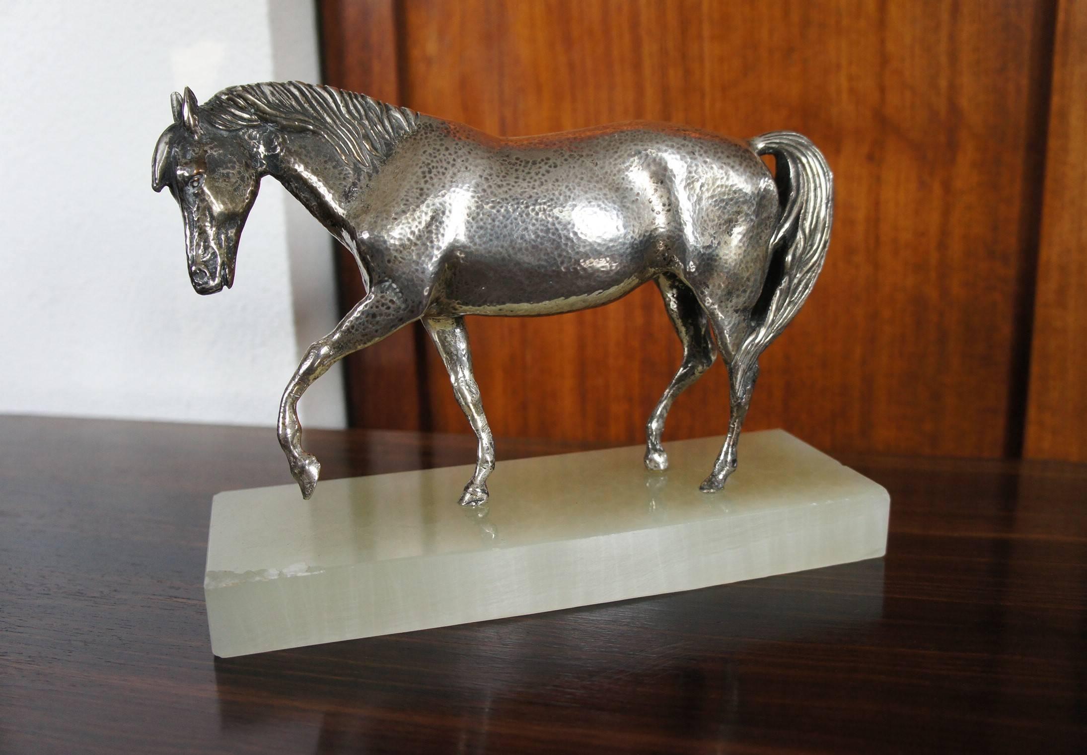 Beautiful quality and silvered sculpture of a striding horse.

This beautiful and very realistic horse sculpture is cast in bronze and she is entirely silvered. This realistic horse with its perfectly elegant posture is very well balanced and she is