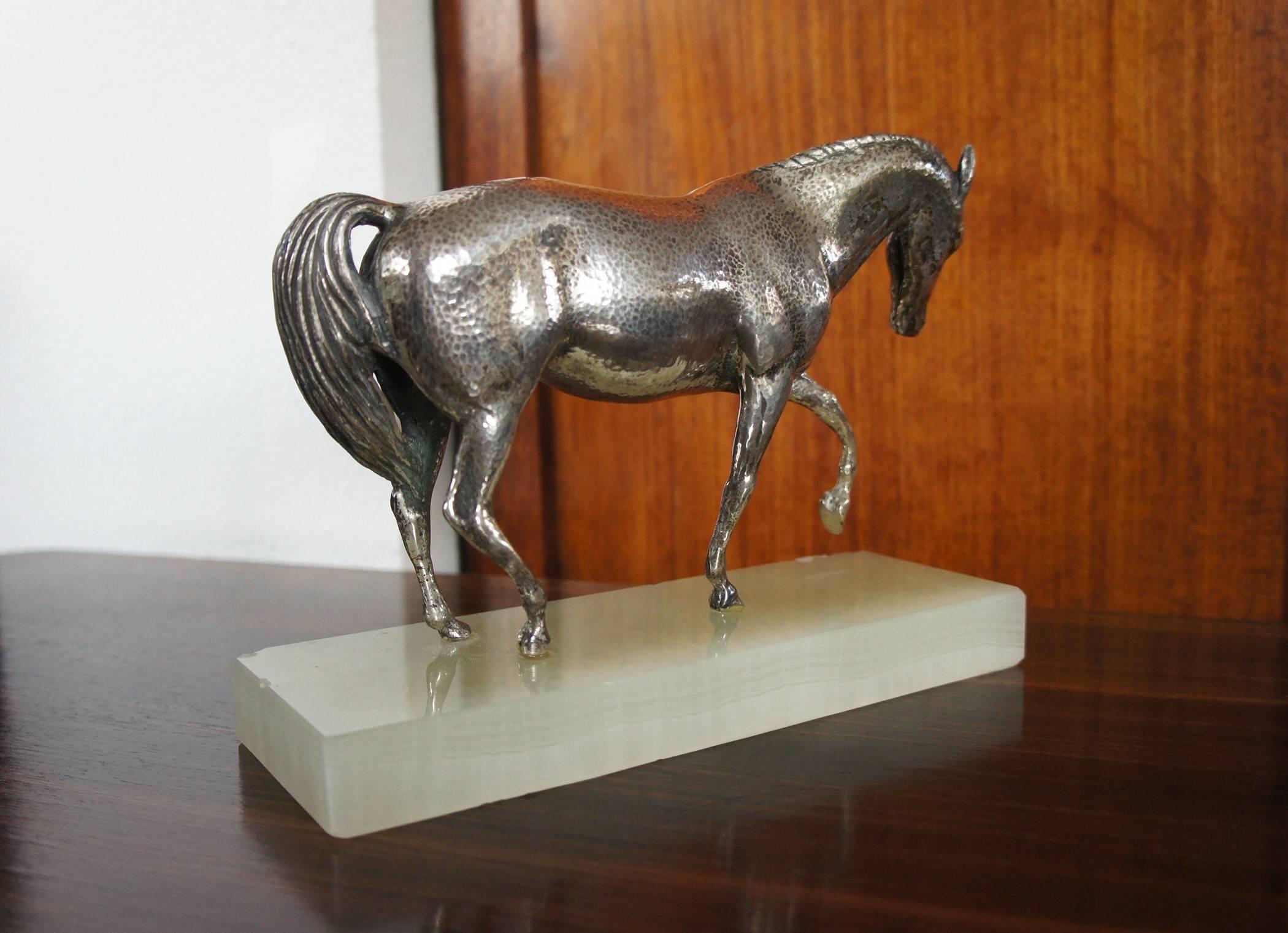 Mid-20th Century Silver Plated Bronze Horse Sculpture On A Green Onyx Base In Excellent Condition For Sale In Lisse, NL