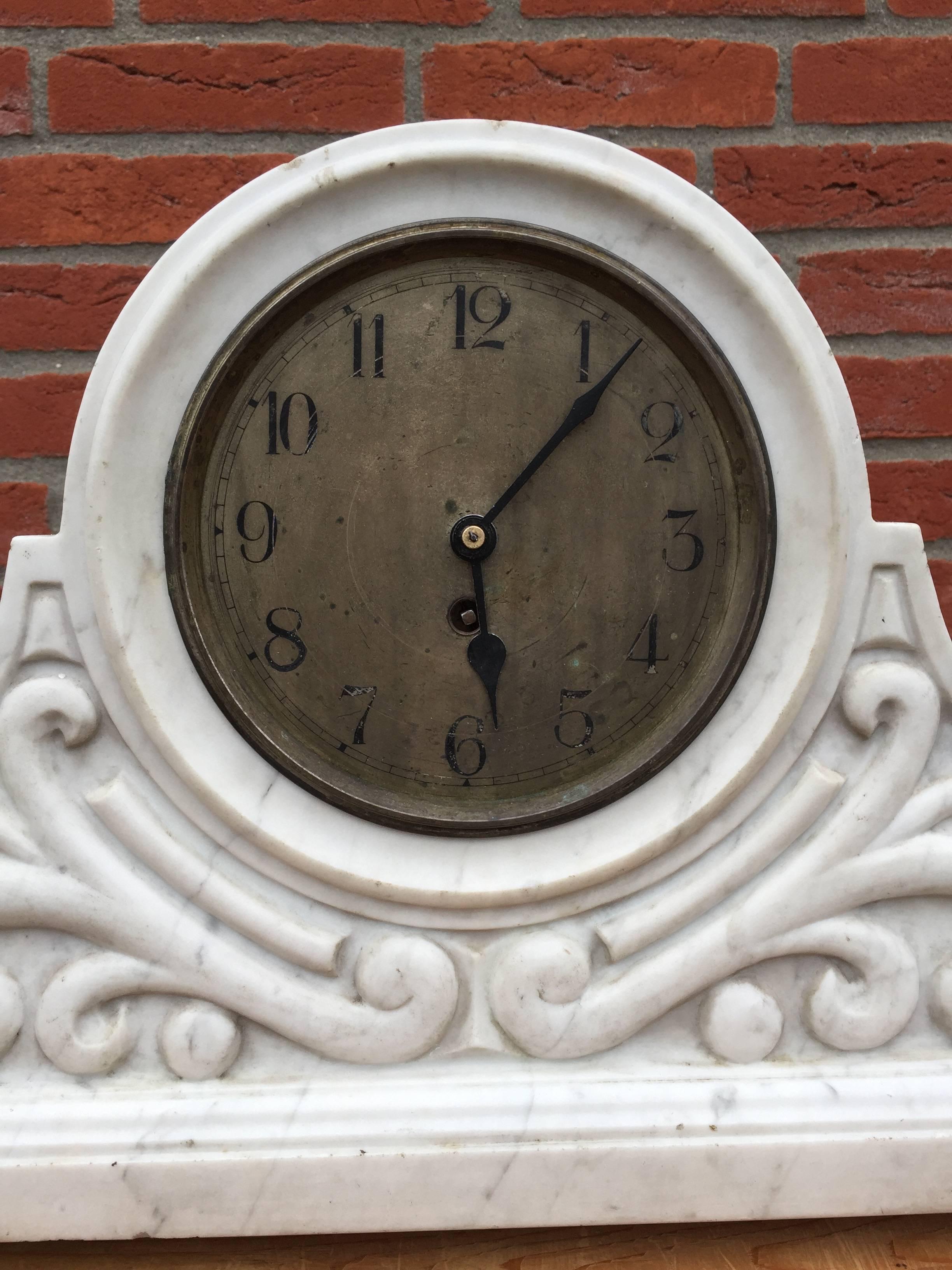 Brilliant Art Deco Italian White Carrara Marble Table Clock with Stylish Roses In Good Condition In Lisse, NL