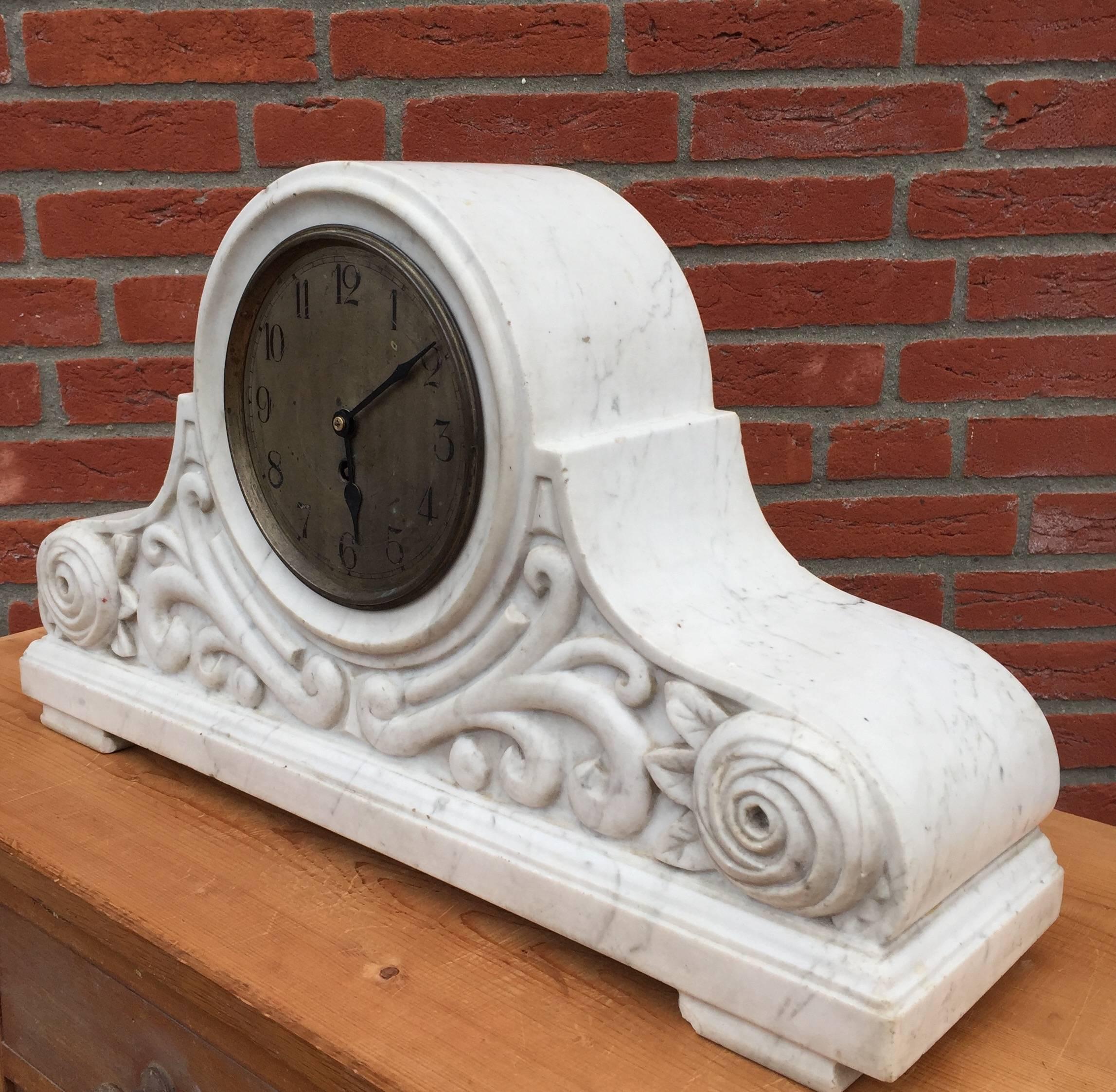 20th Century Brilliant Art Deco Italian White Carrara Marble Table Clock with Stylish Roses