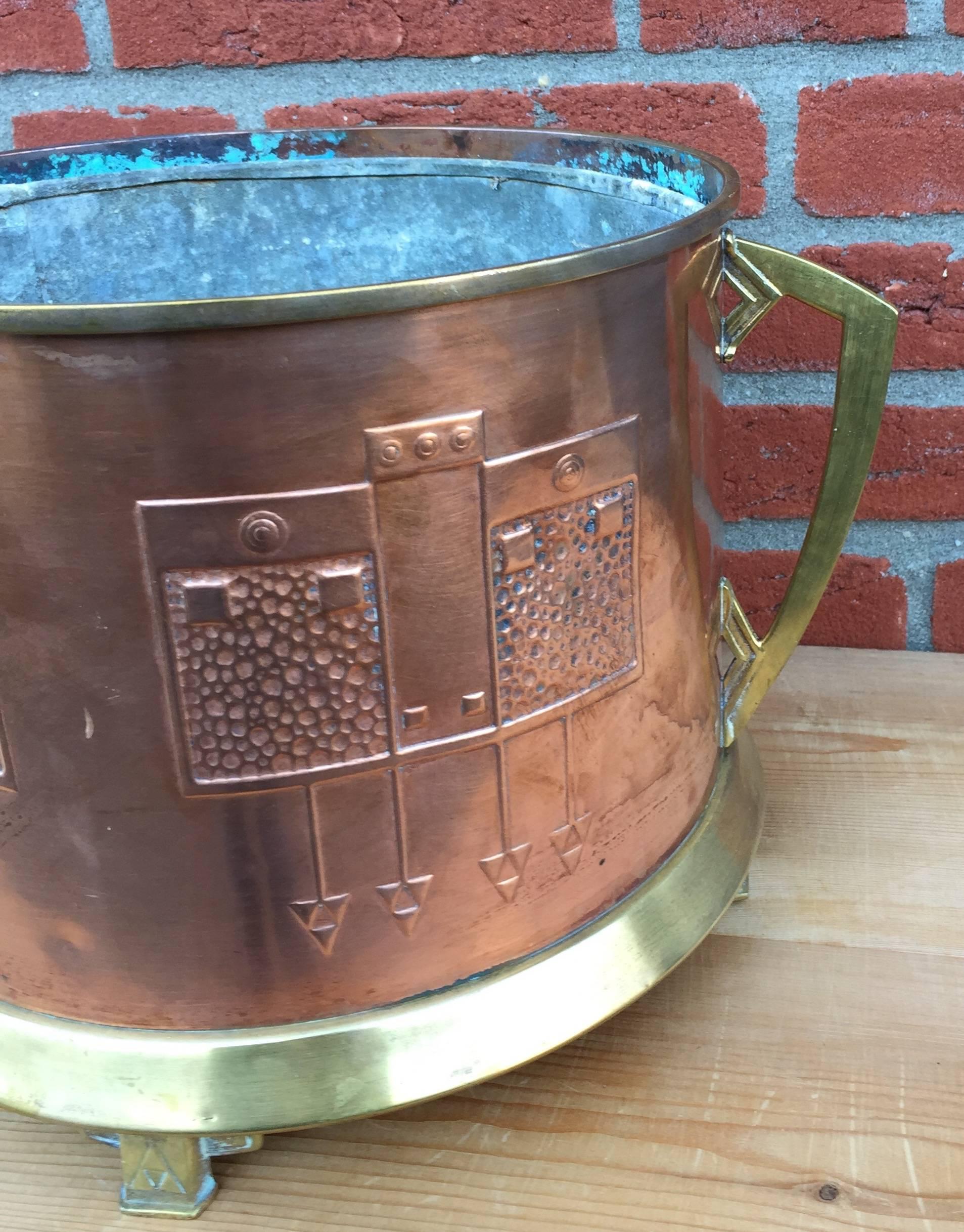 Arts and Crafts-Jardinière oder Pflanzgefäßhalter aus Kupfer und Messing mit geometrischem Dekor im Zustand „Hervorragend“ im Angebot in Lisse, NL