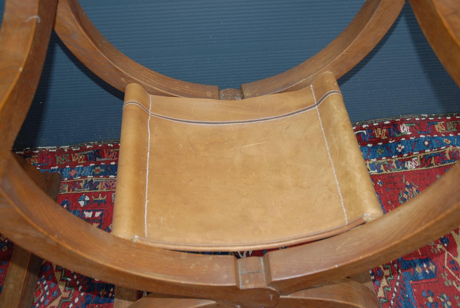 Seltenes Paar Dagobert-Sessel aus Eiche mit X-Rahmen und Ledersitz und Rückenlehne aus der Mitte des Jahrhunderts im Zustand „Hervorragend“ im Angebot in Lisse, NL