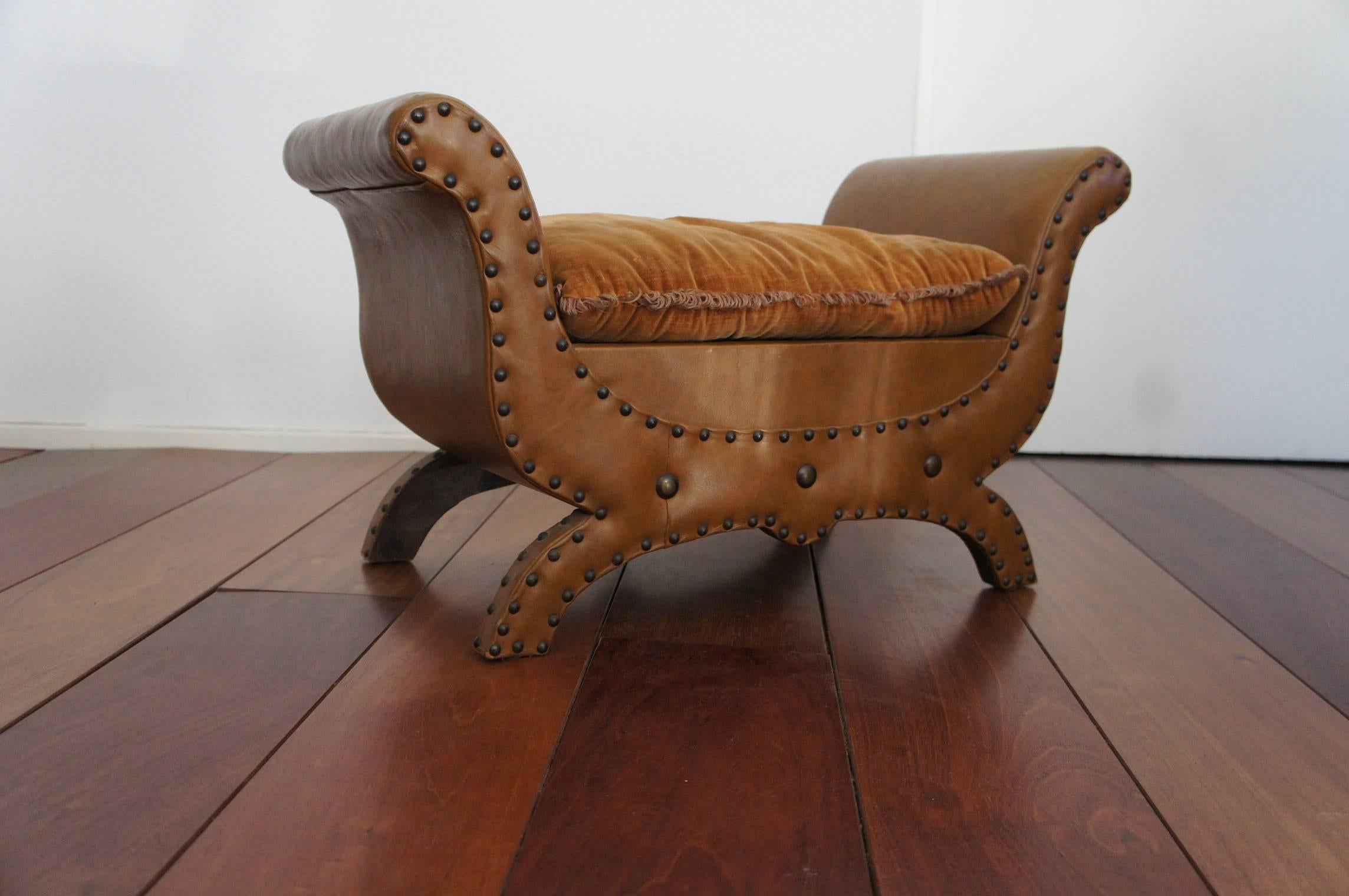 Mid 1900s Renaissance Revival Leather & Wood Fireplace Bench or Stool w. Pillow In Excellent Condition In Lisse, NL